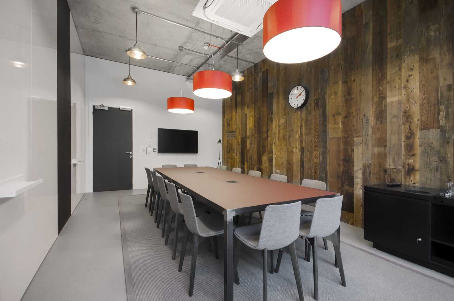 14-person meeting room