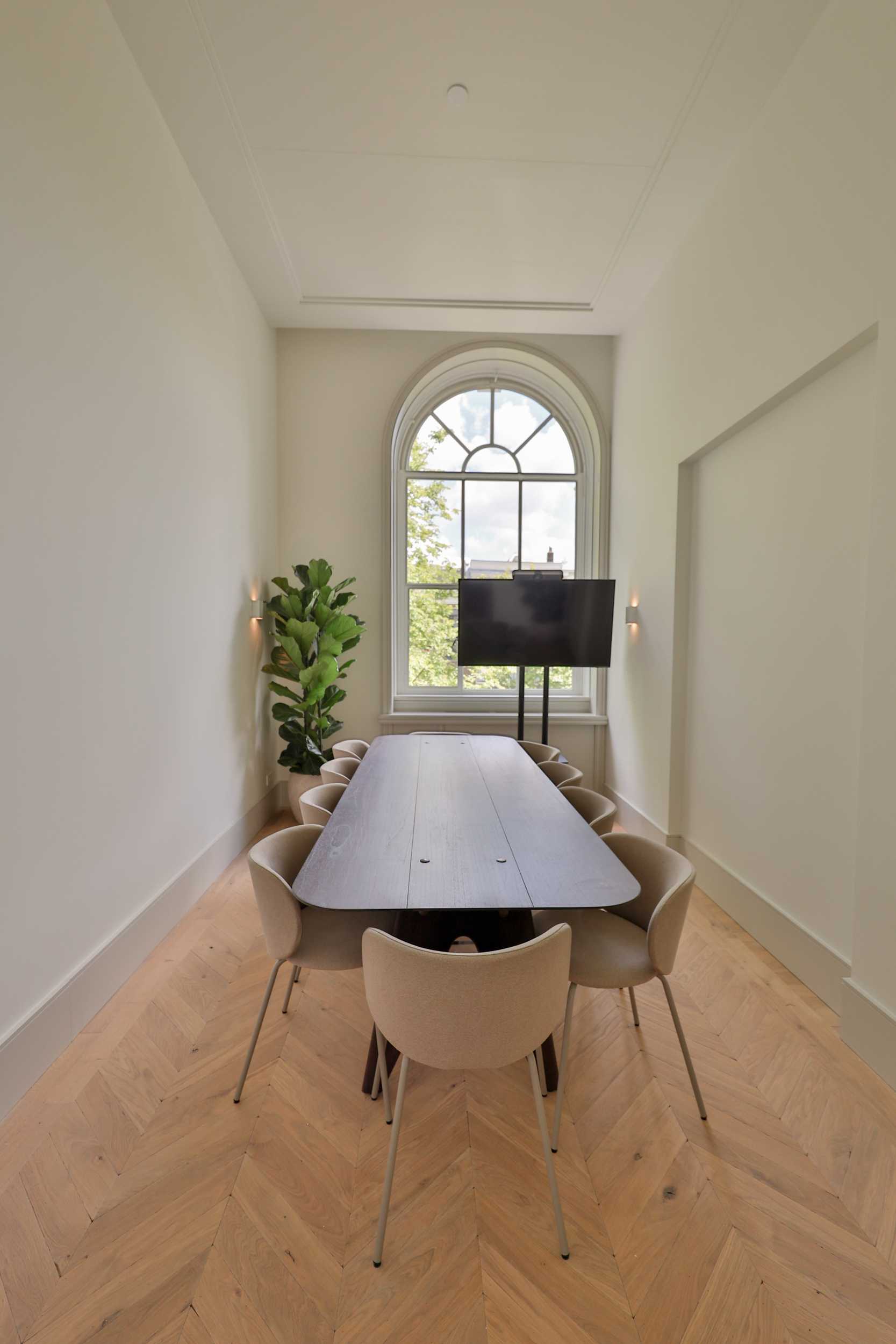 10 person meeting room
