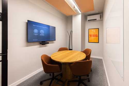 4 person meeting room