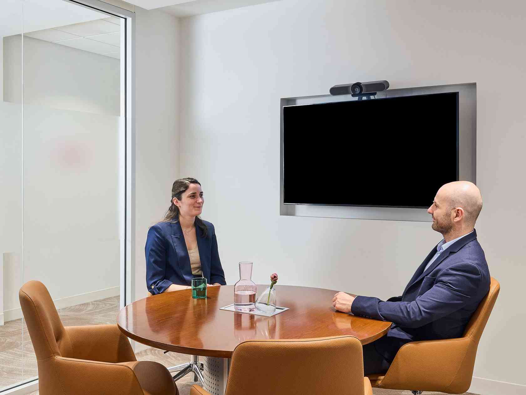 4 person meeting room
