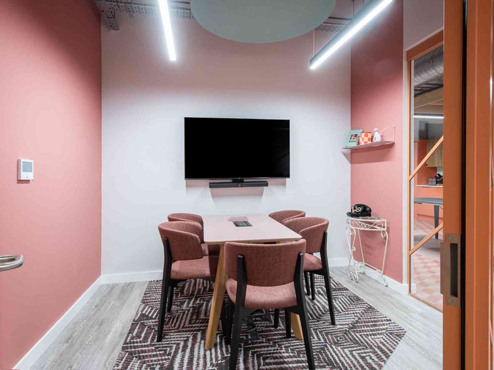 5 person meeting room