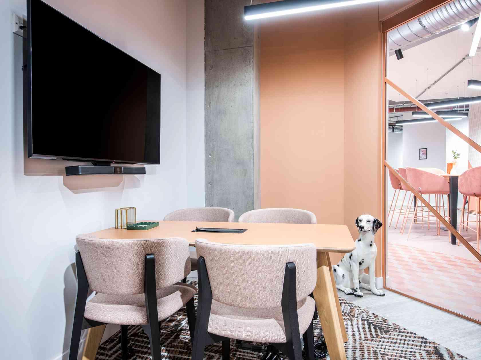 4 person meeting room