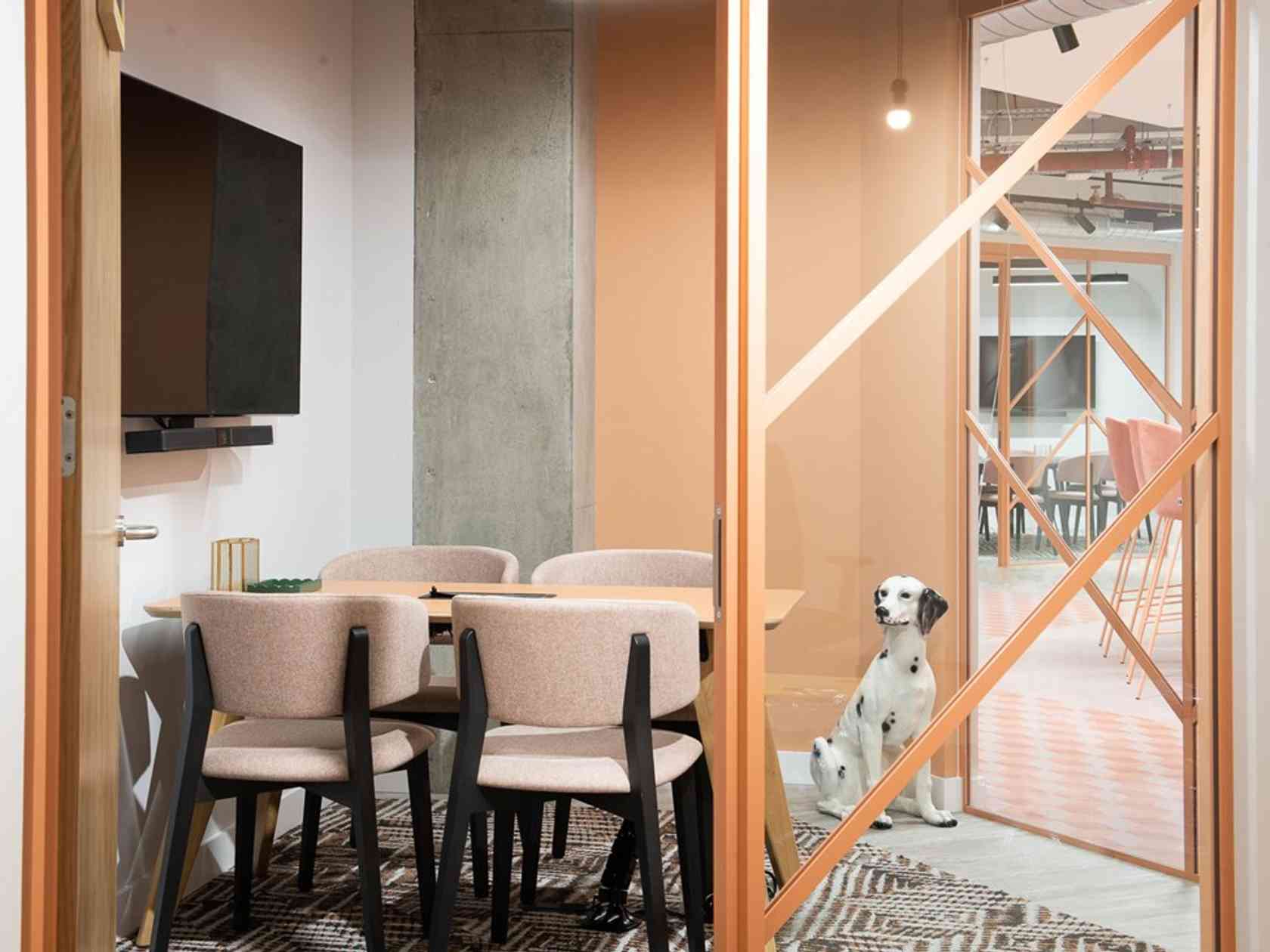 4 person meeting room