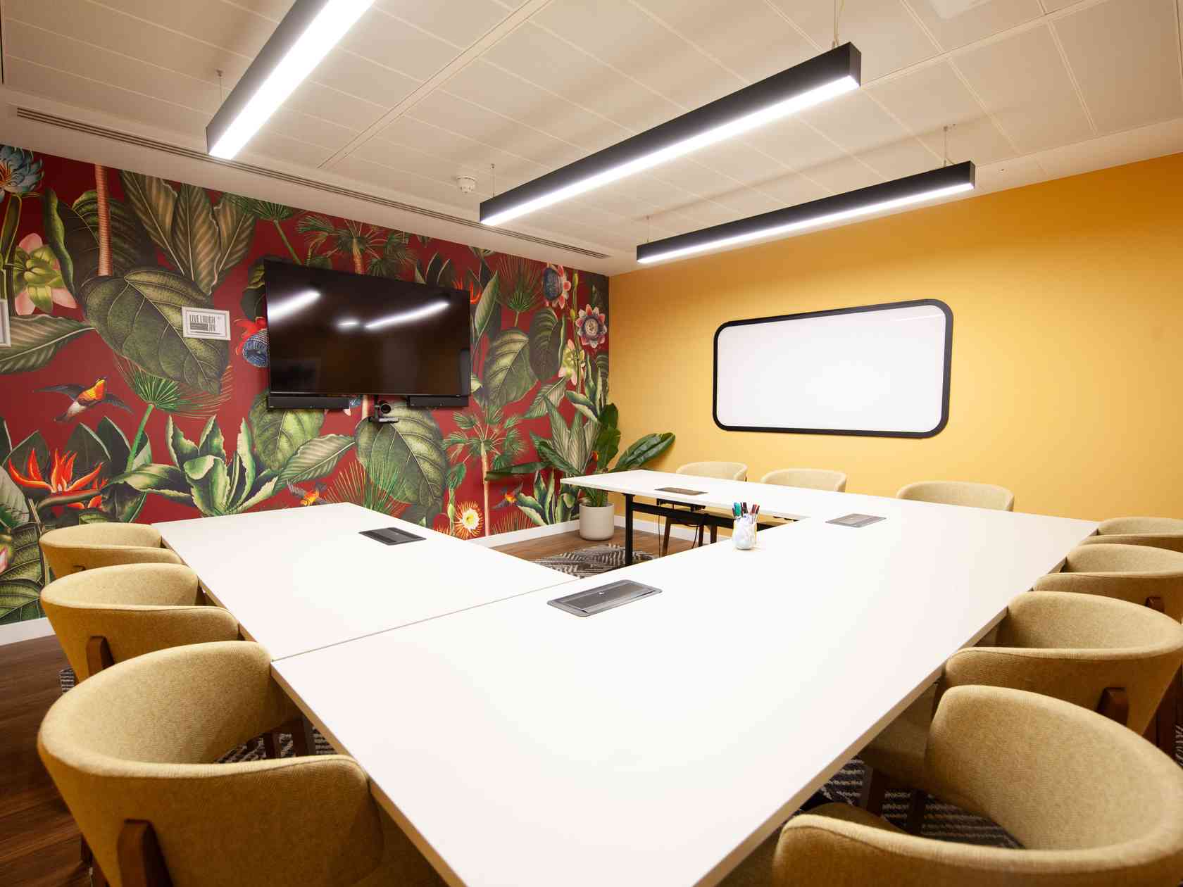 10 person meeting room