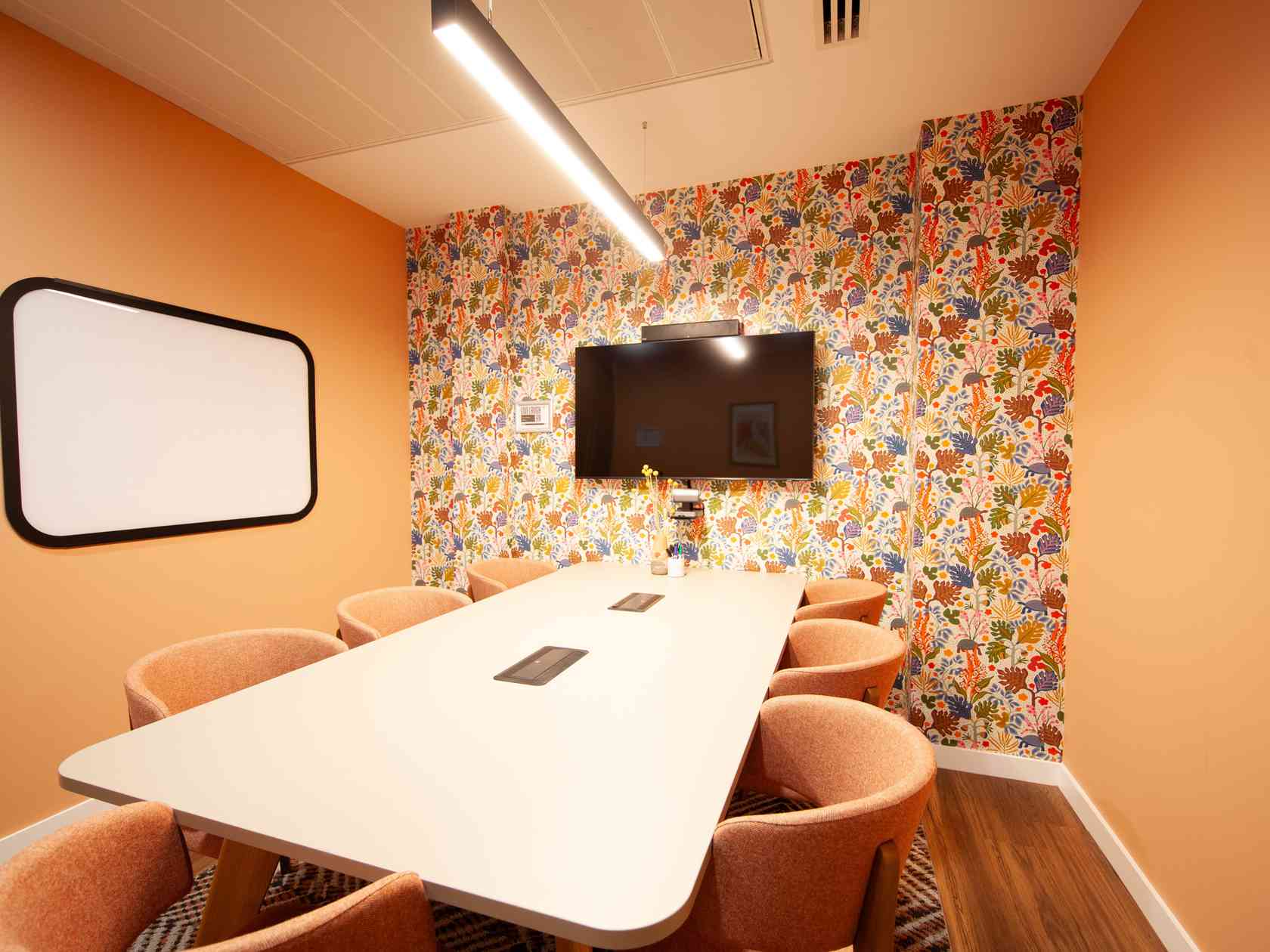 7 person meeting room