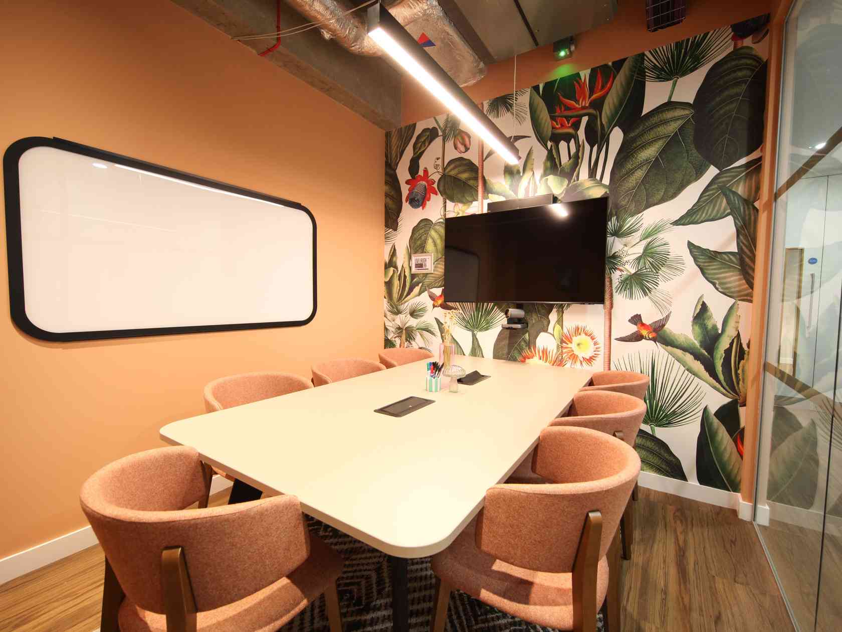 7 person meeting room