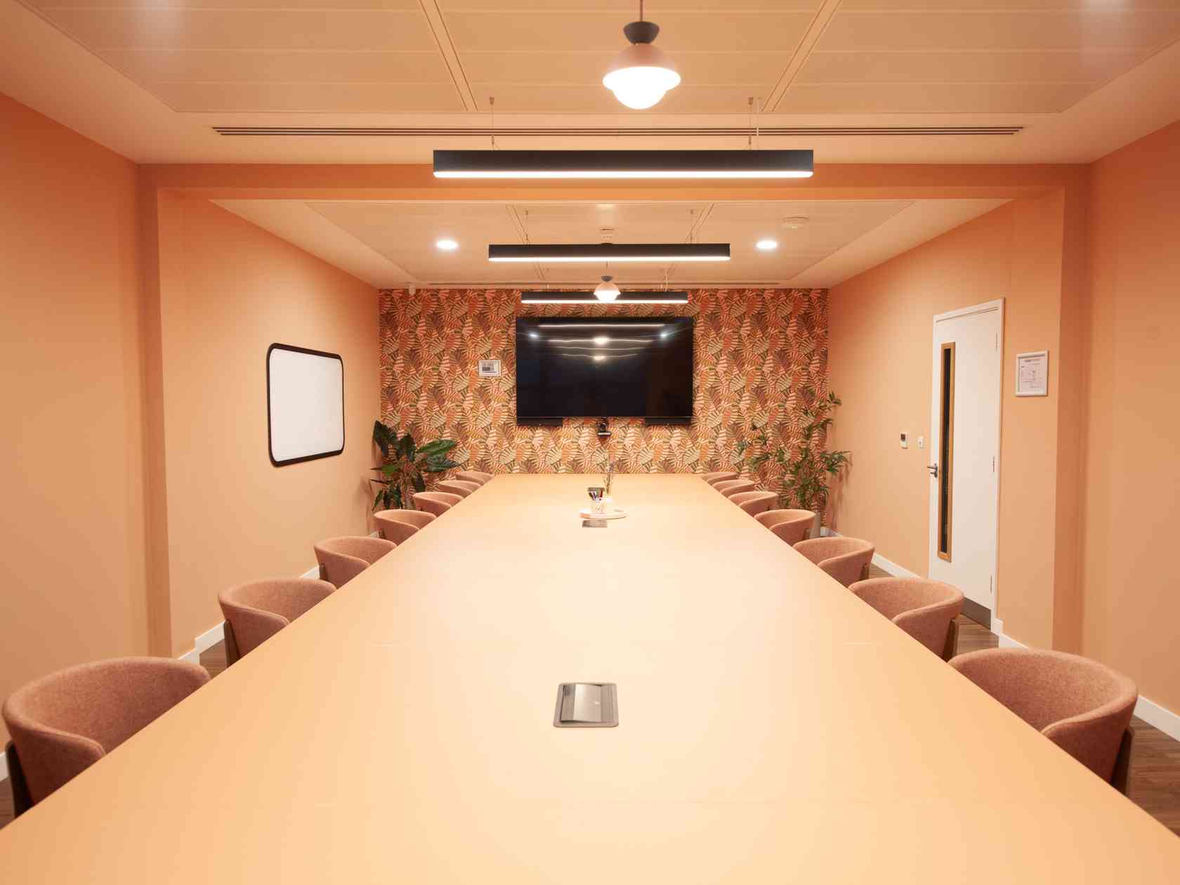20 person meeting room