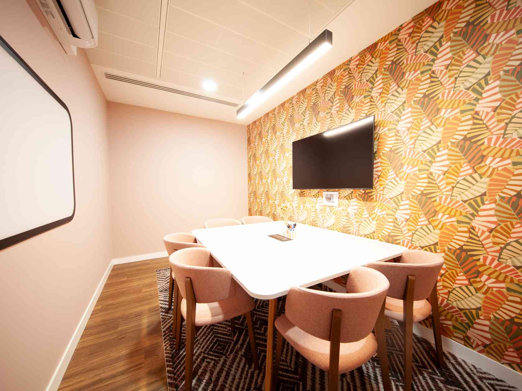 6 person meeting room