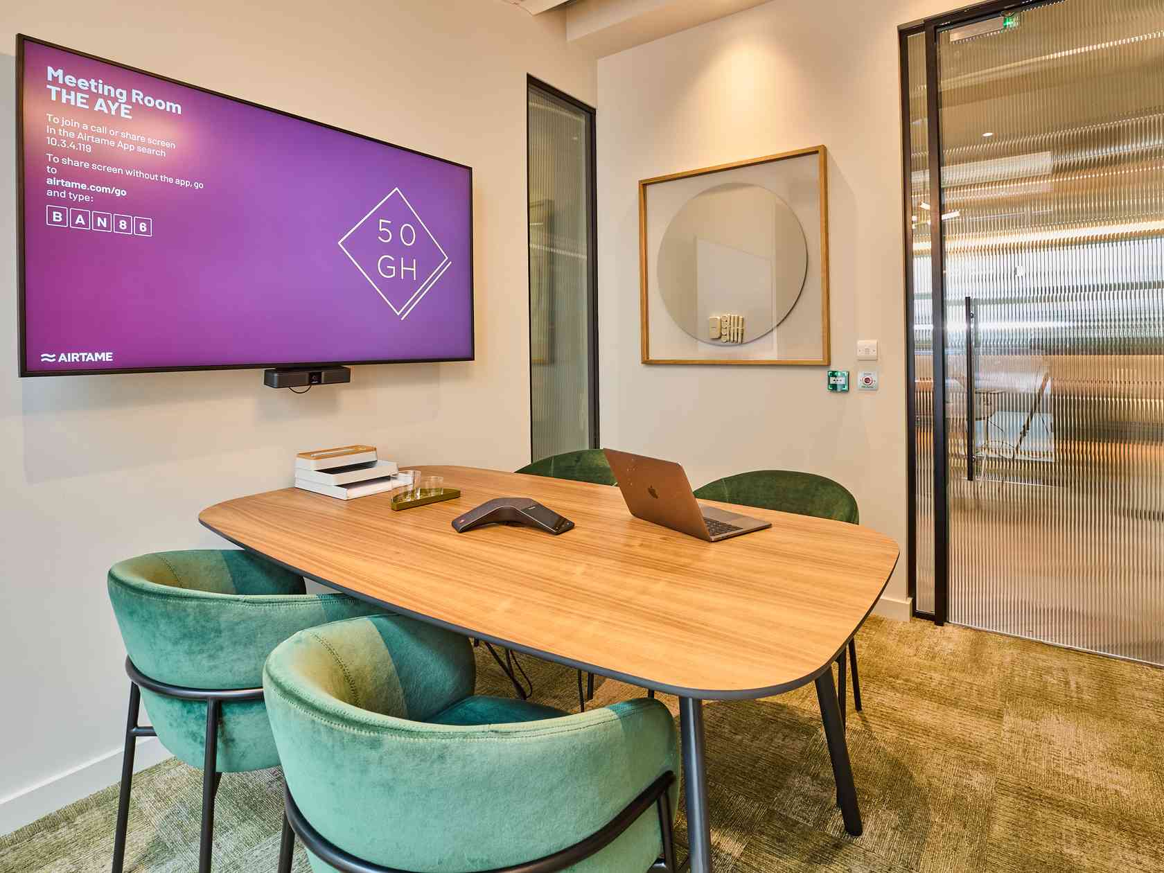4 person meeting room