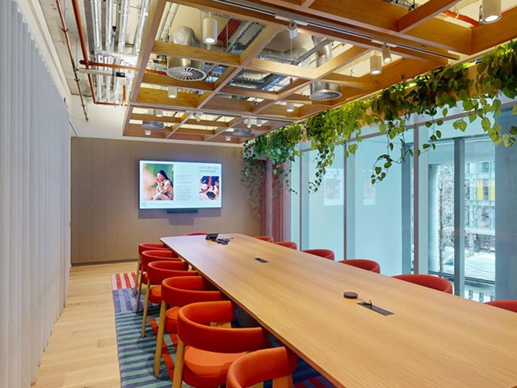 14 person meeting room