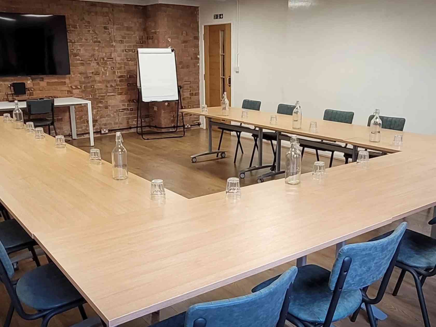 20 person meeting room