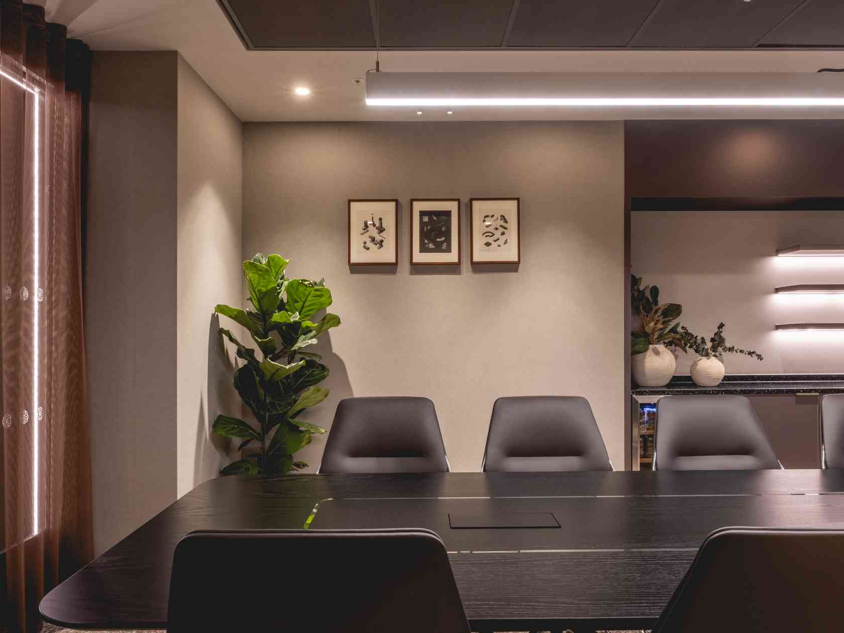 10 person meeting room