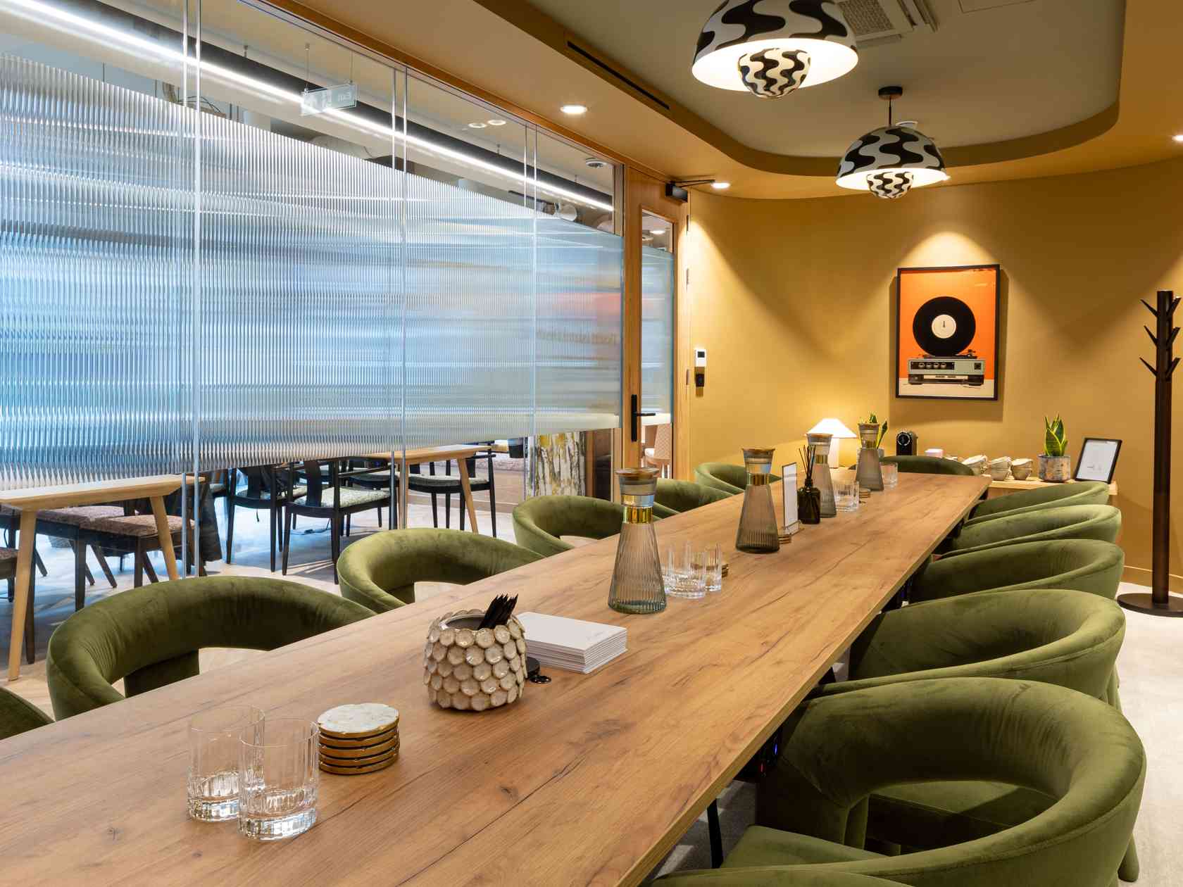 14 person meeting room