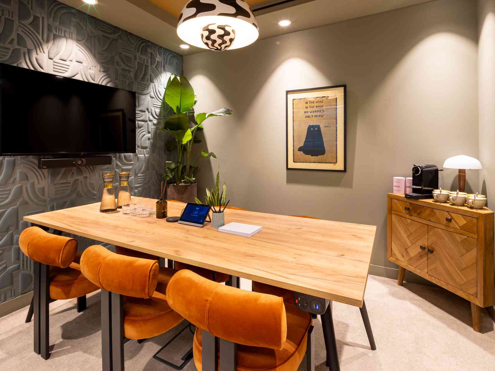 6 person meeting room