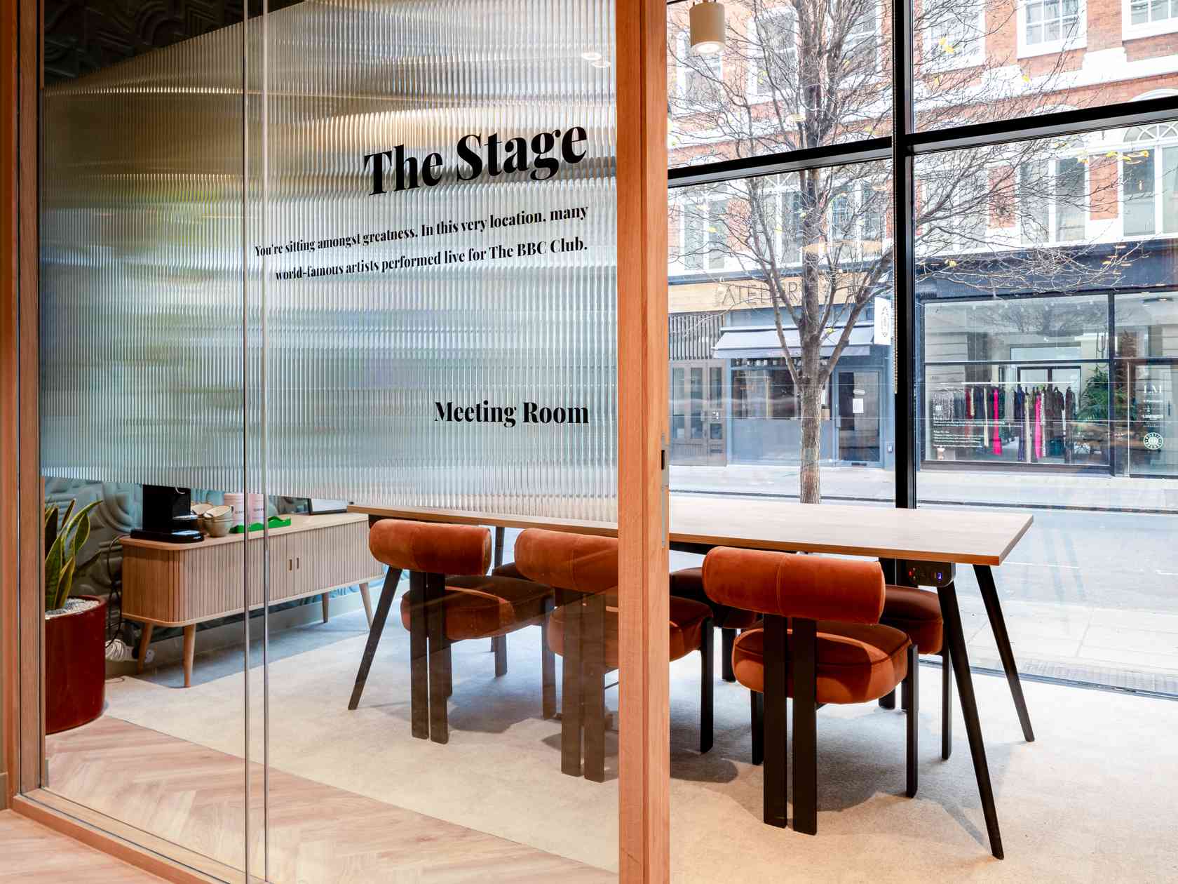 6 person meeting room