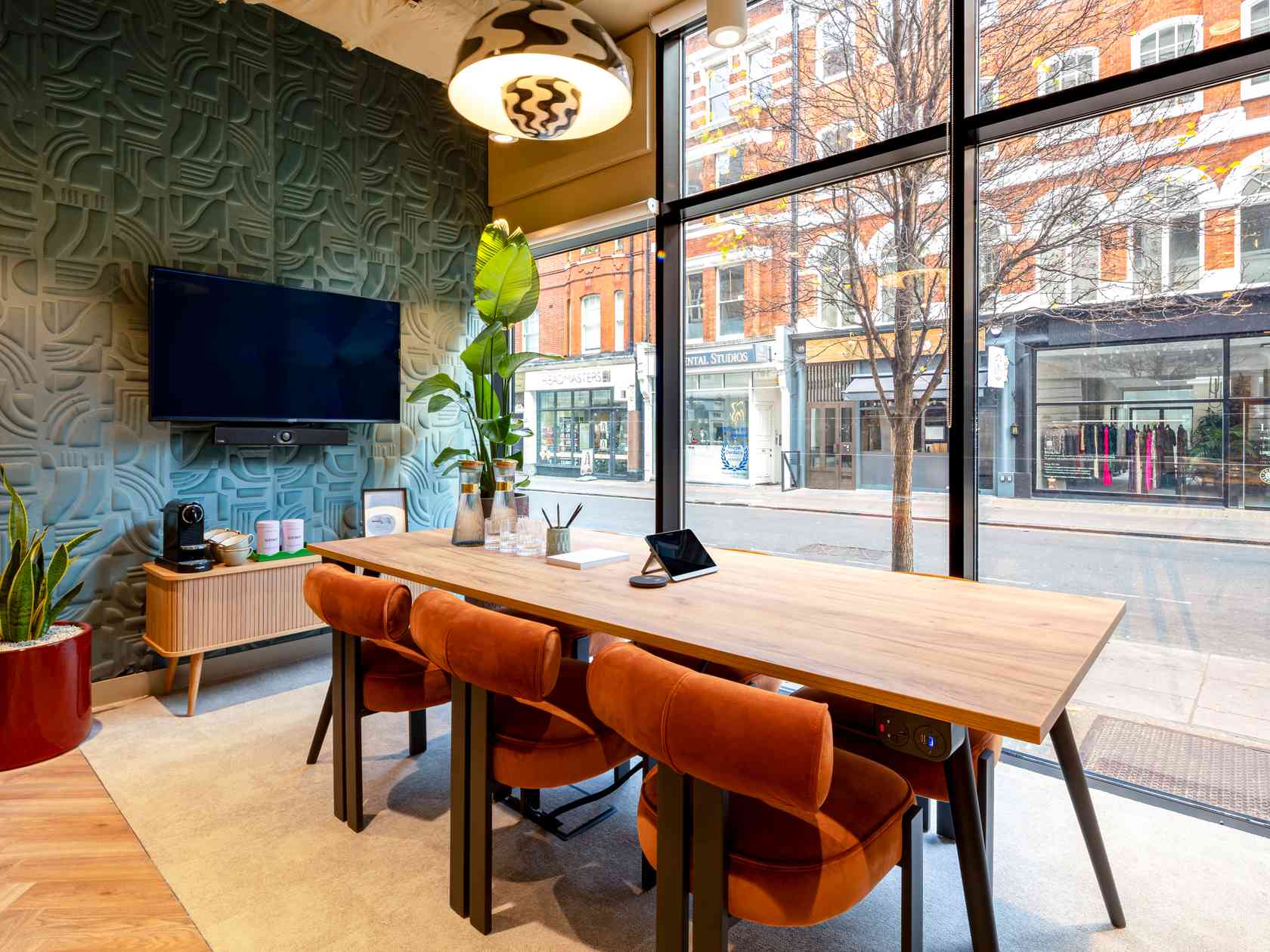 6 person meeting room