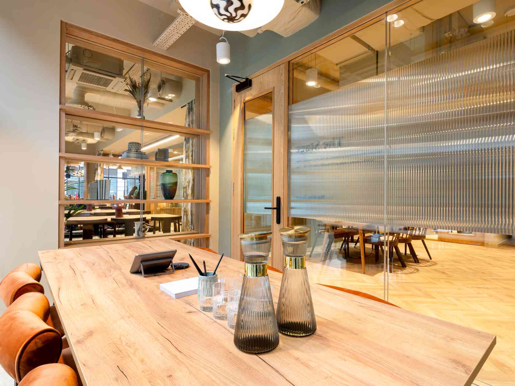 6 person meeting room