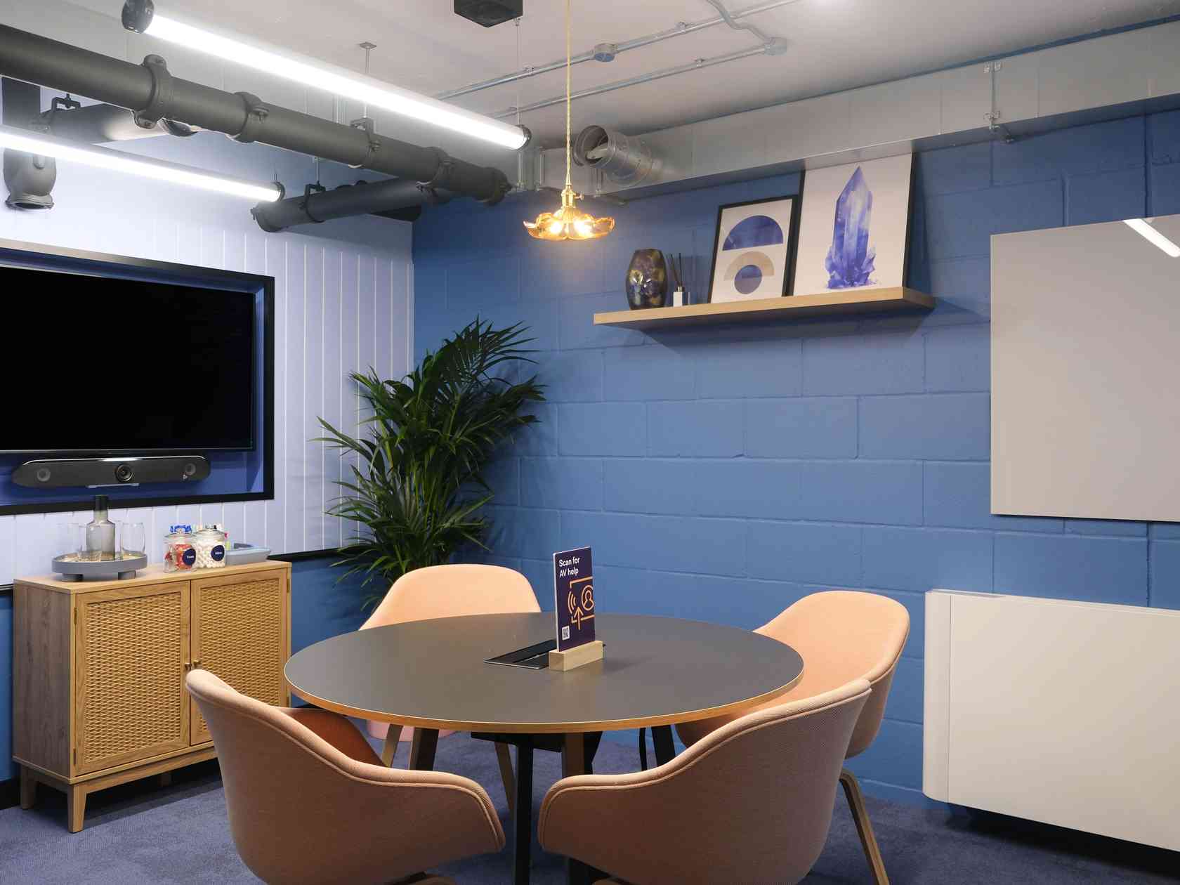 4 person meeting room