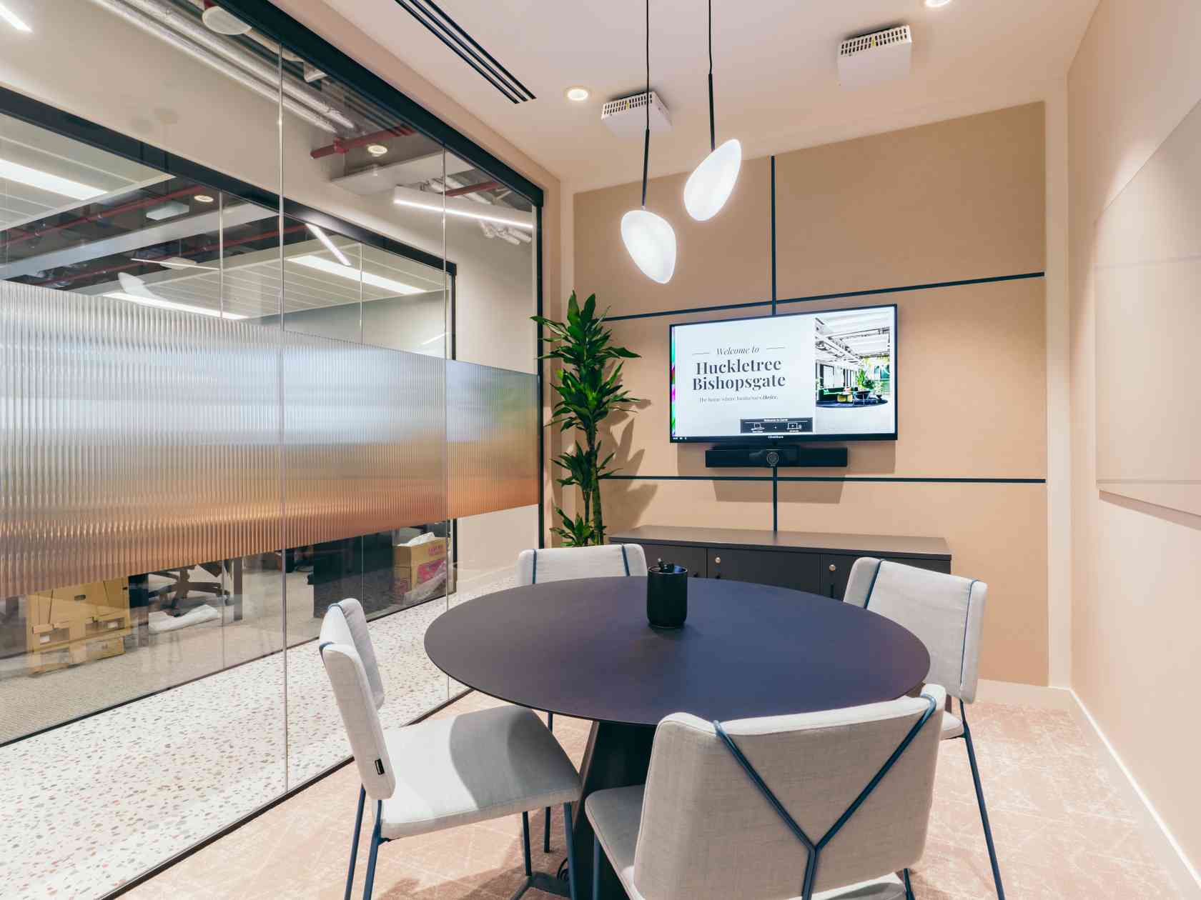 4 person meeting room