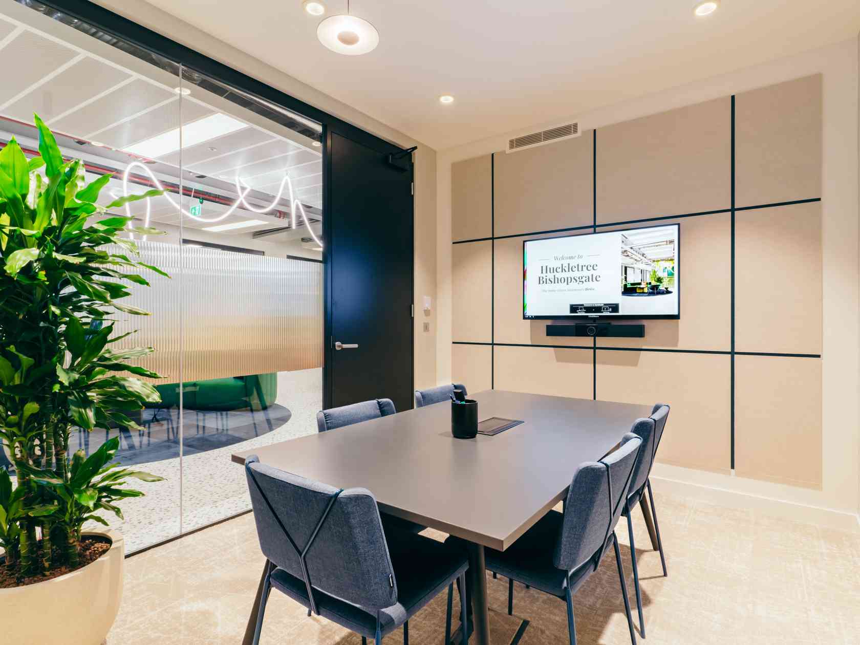 4 person meeting room