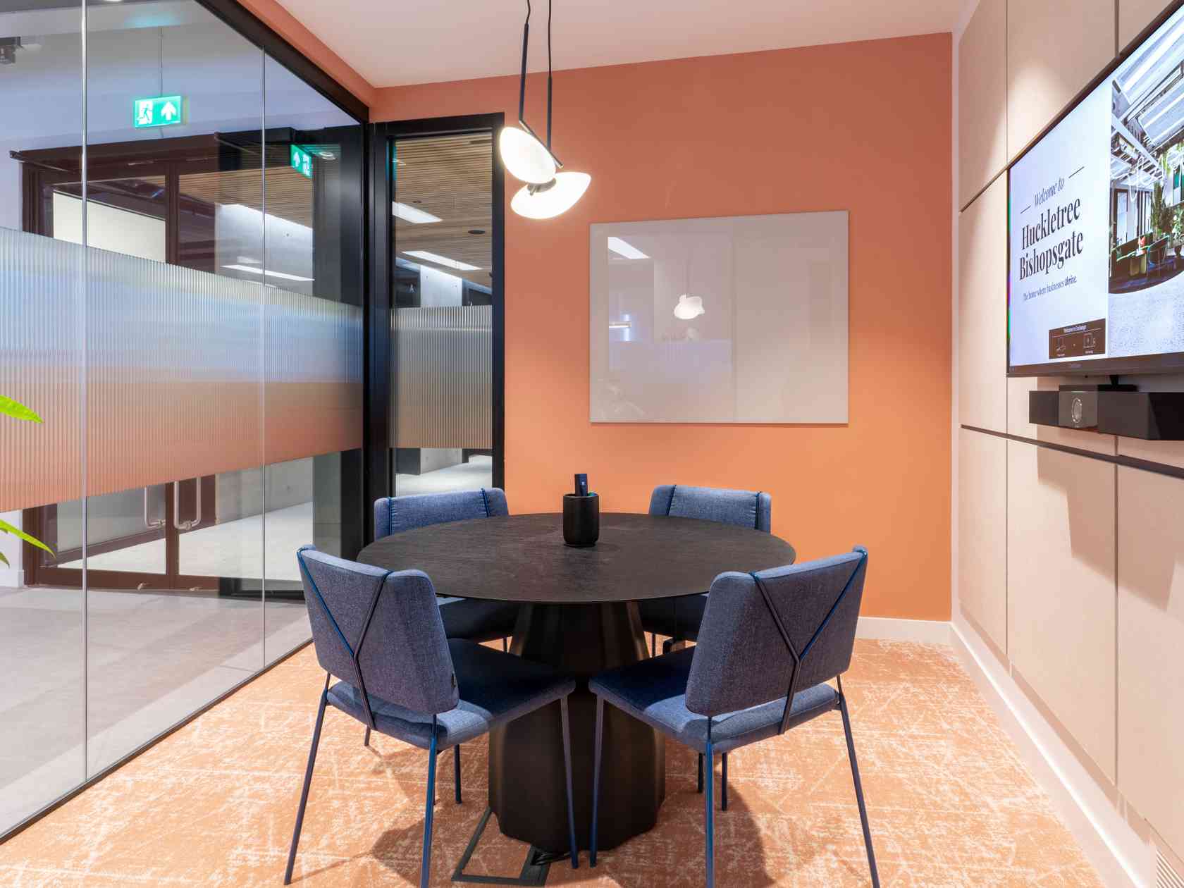 4 person meeting room