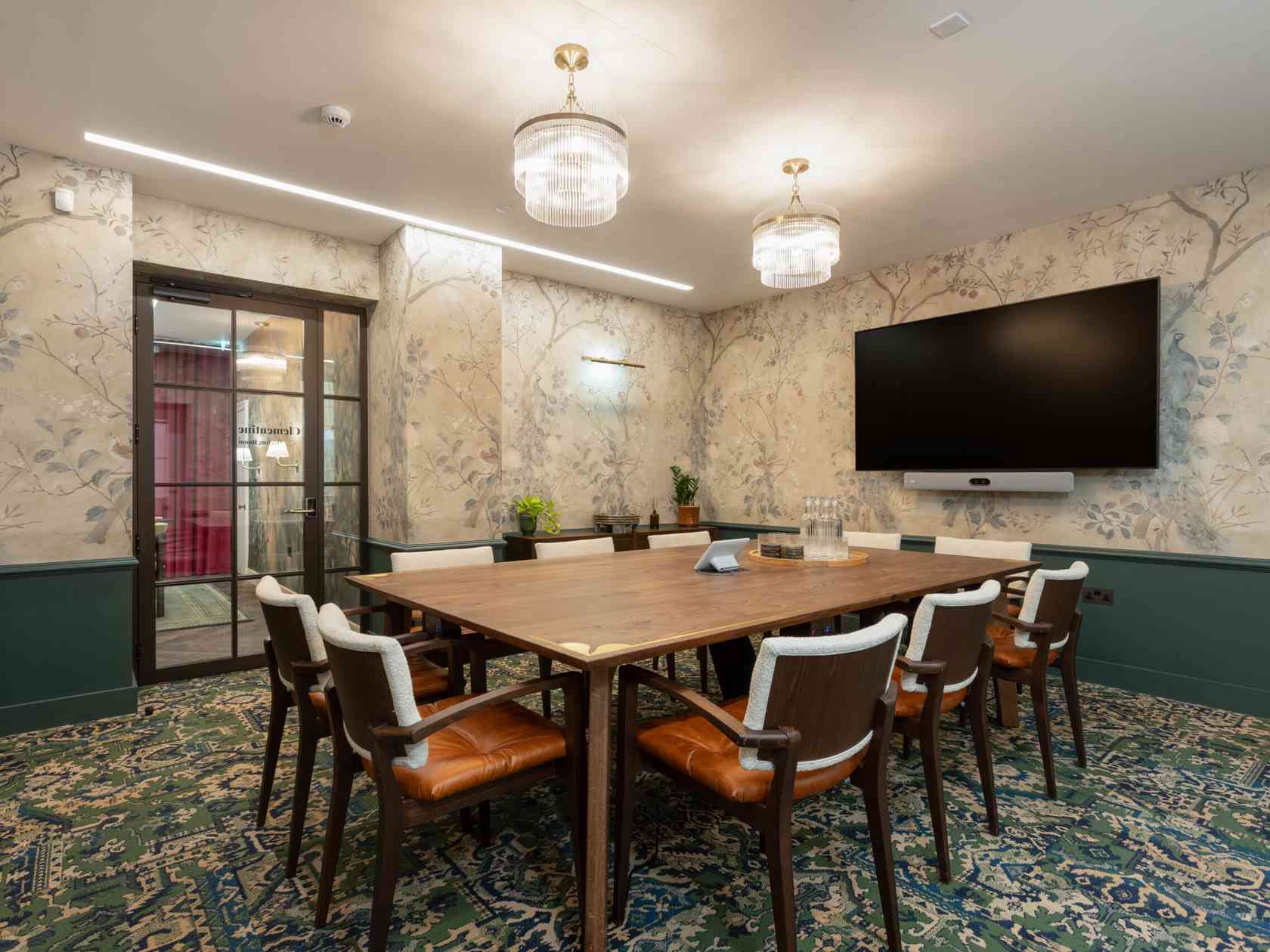 10 person meeting room