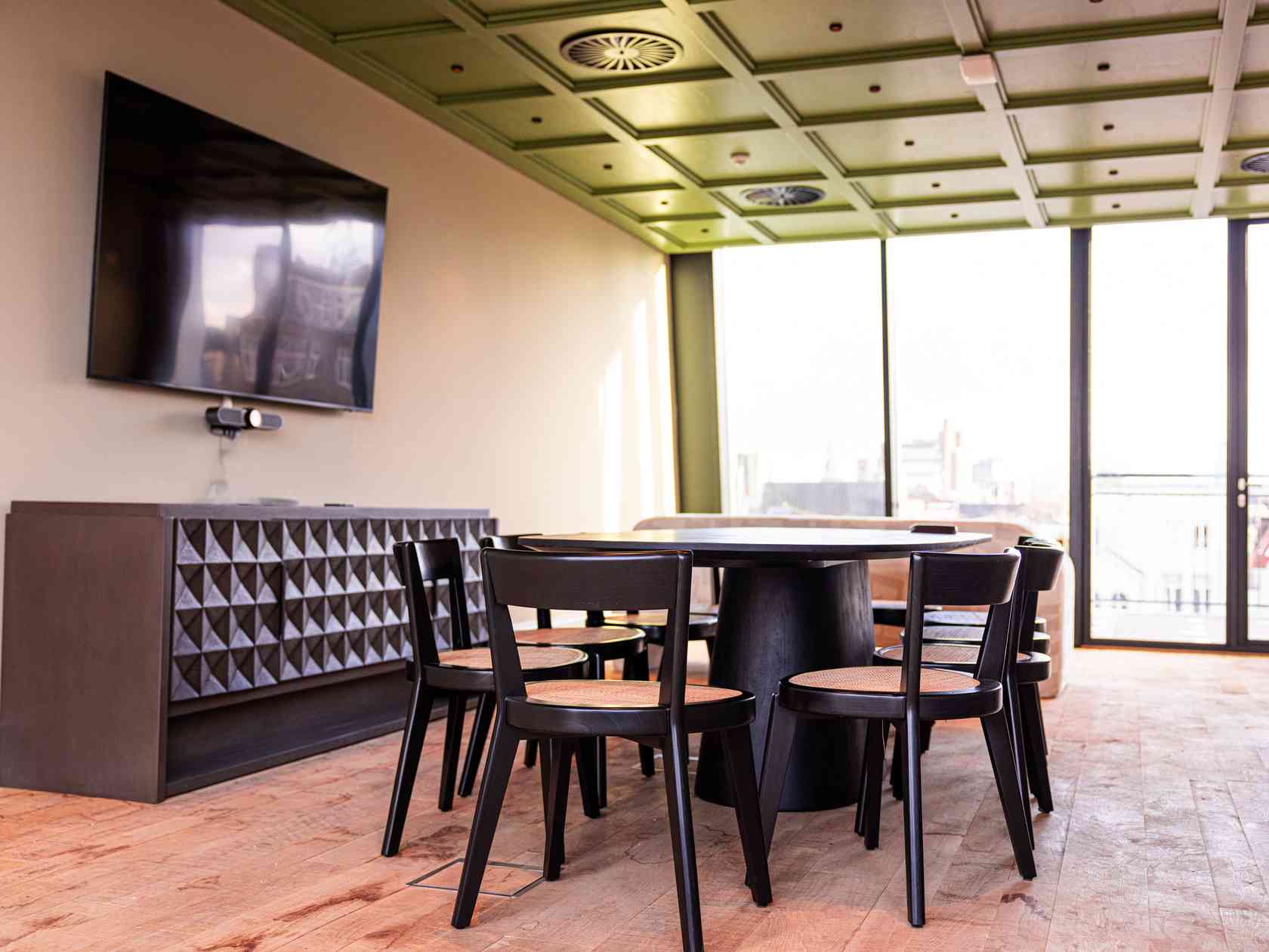 14 person meeting room
