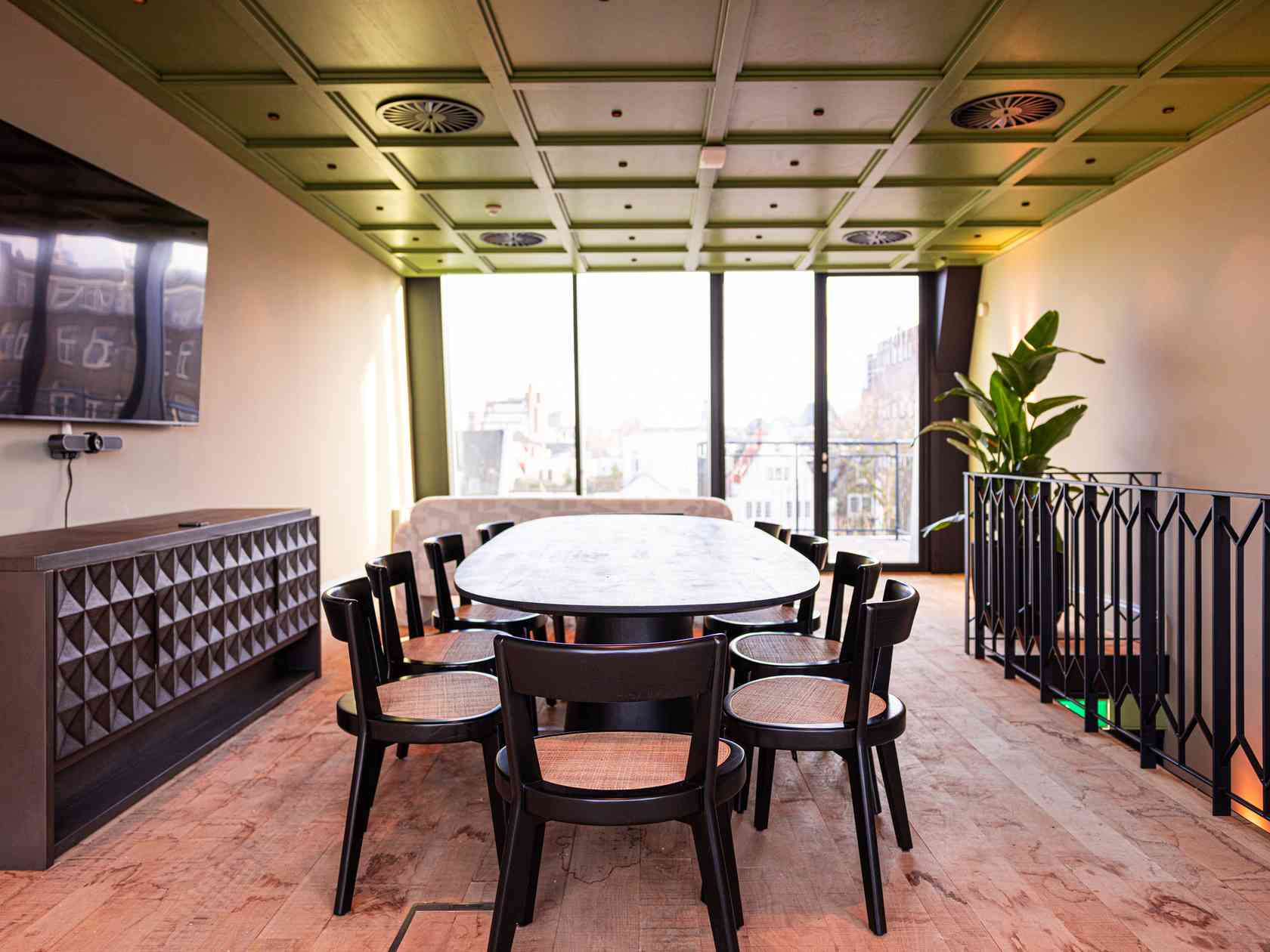 14 person meeting room