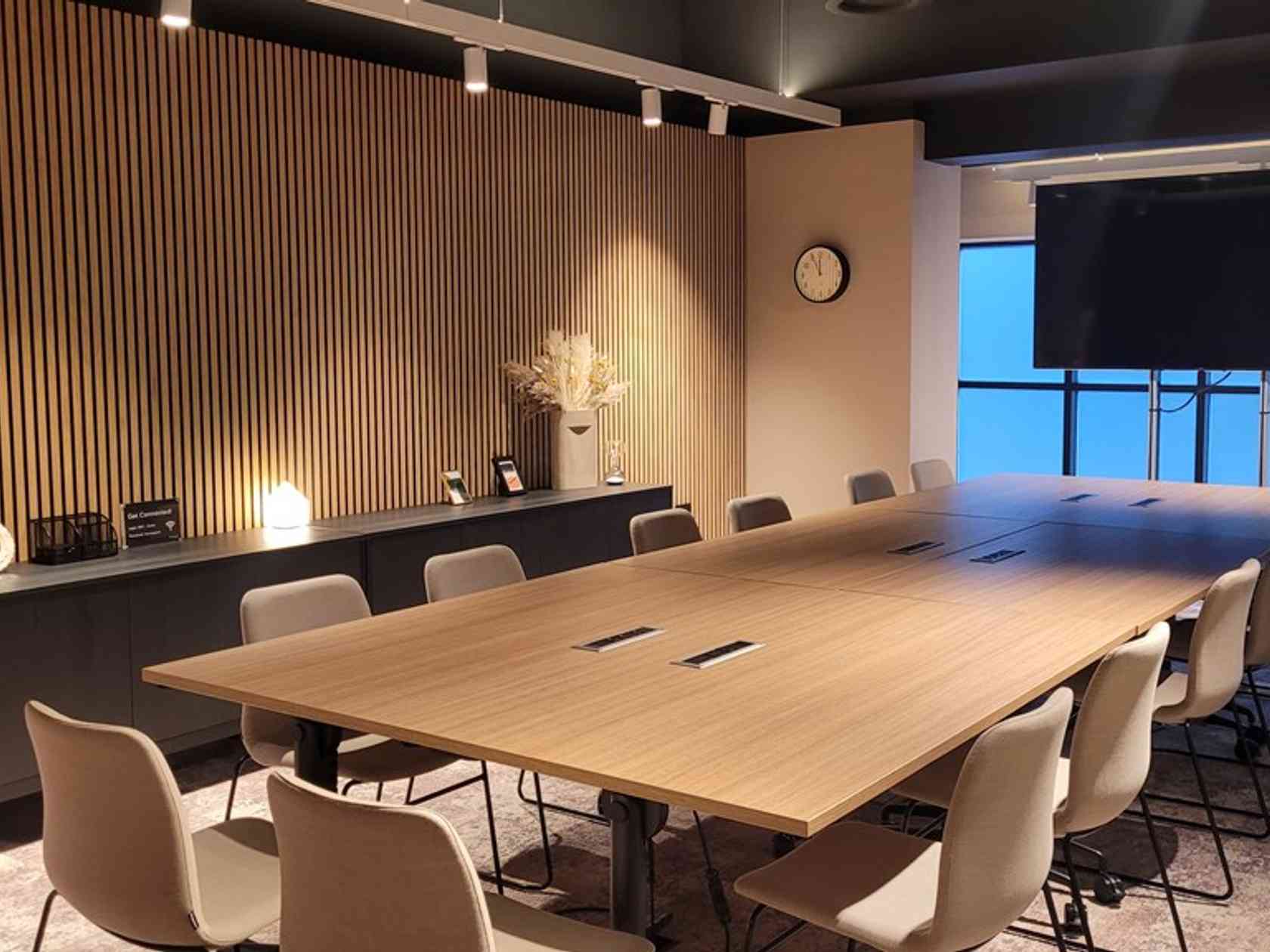 14 person meeting room