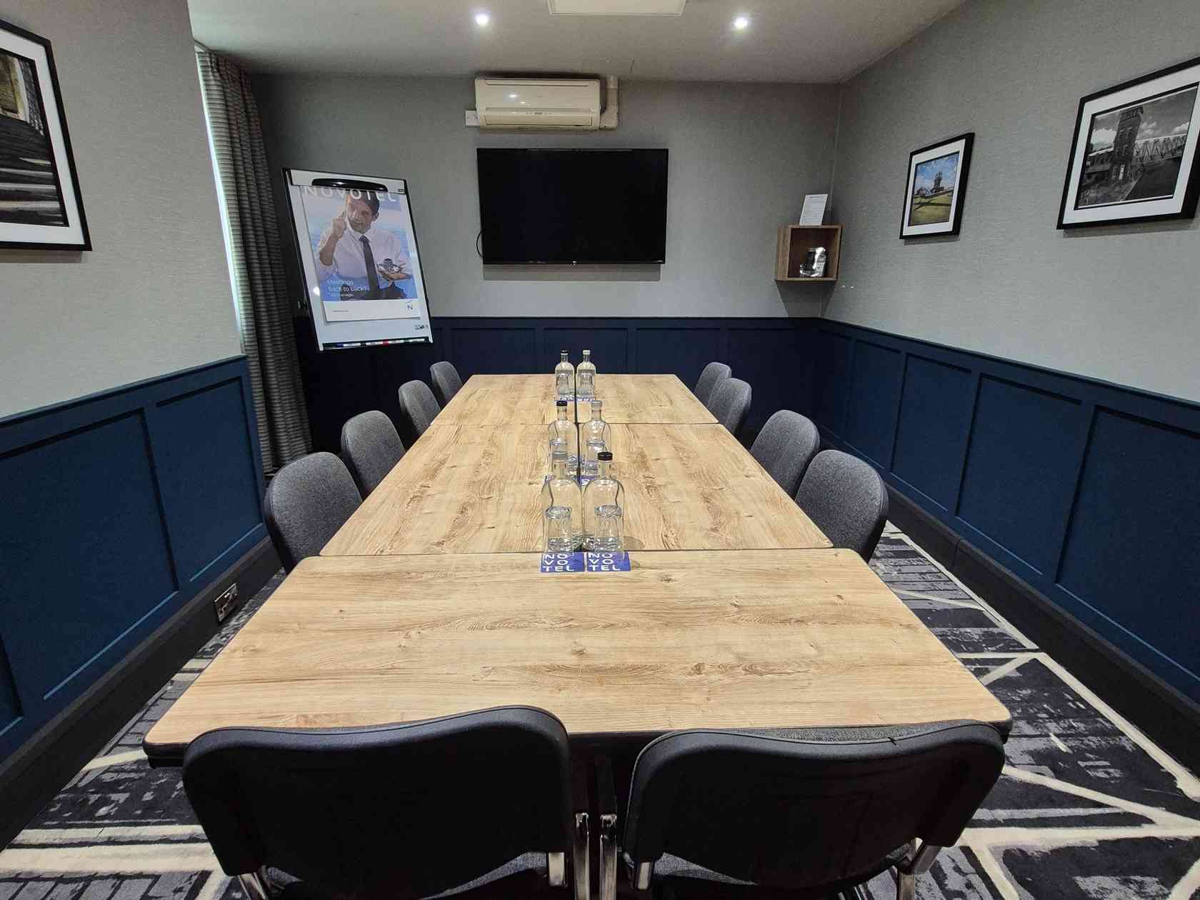 10 person meeting room