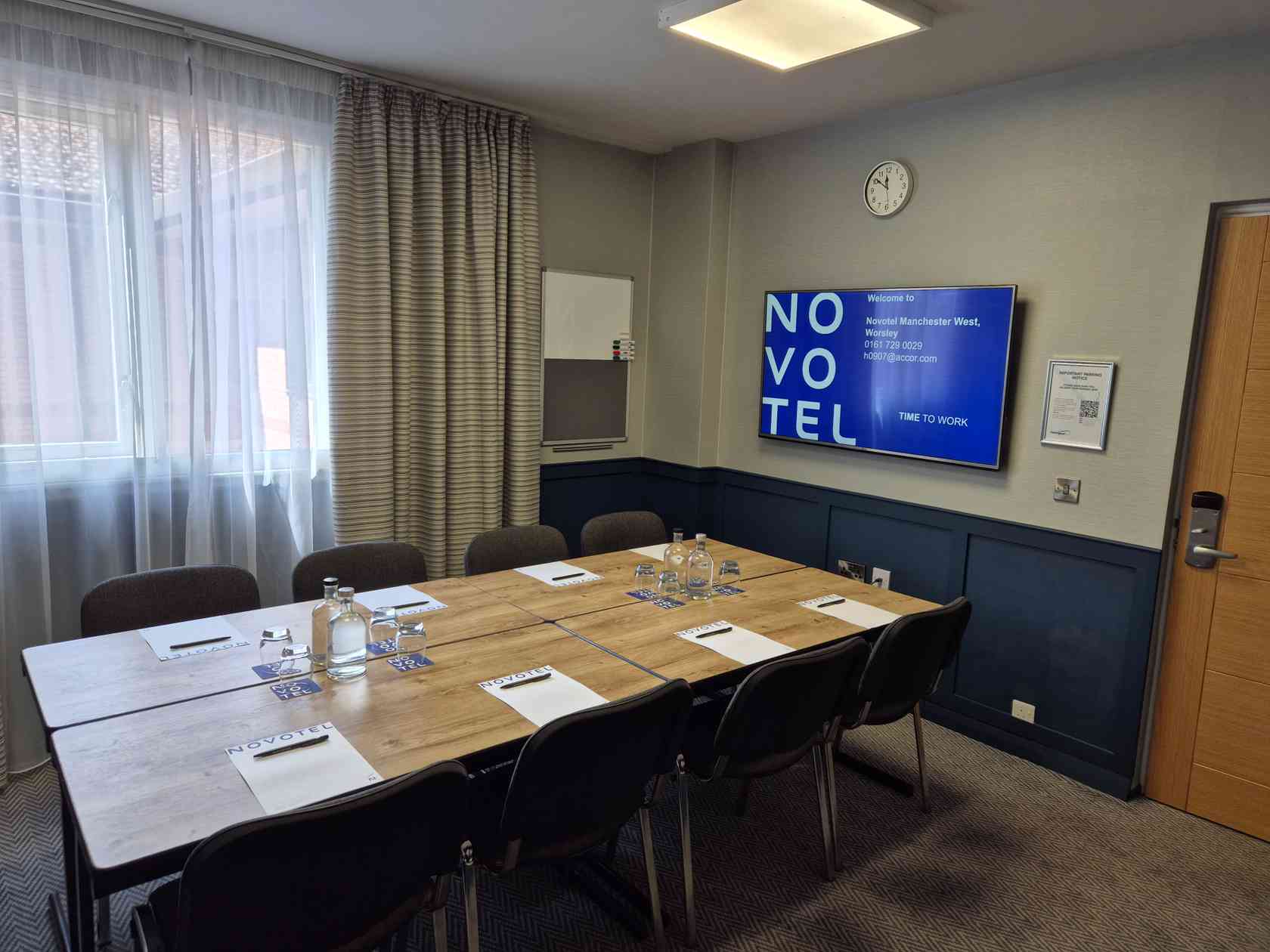 8 person meeting room