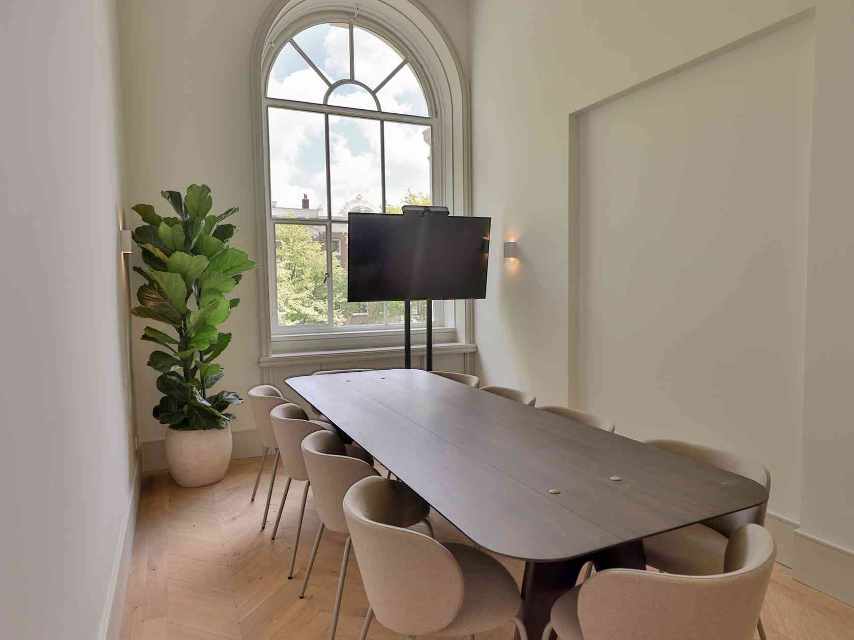 10 person meeting room