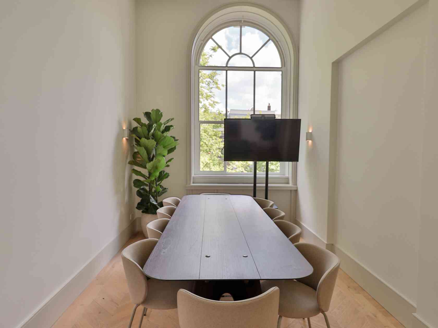 10 person meeting room