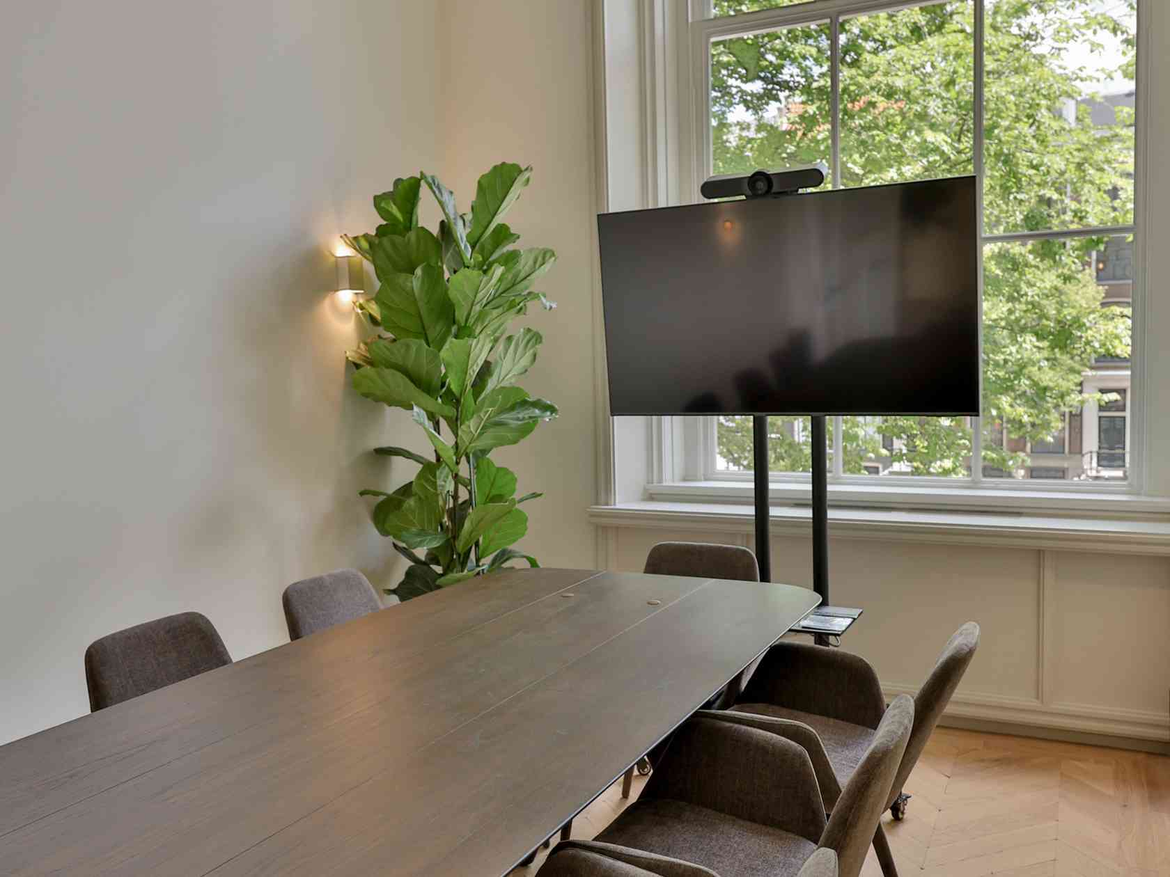 10 person meeting room