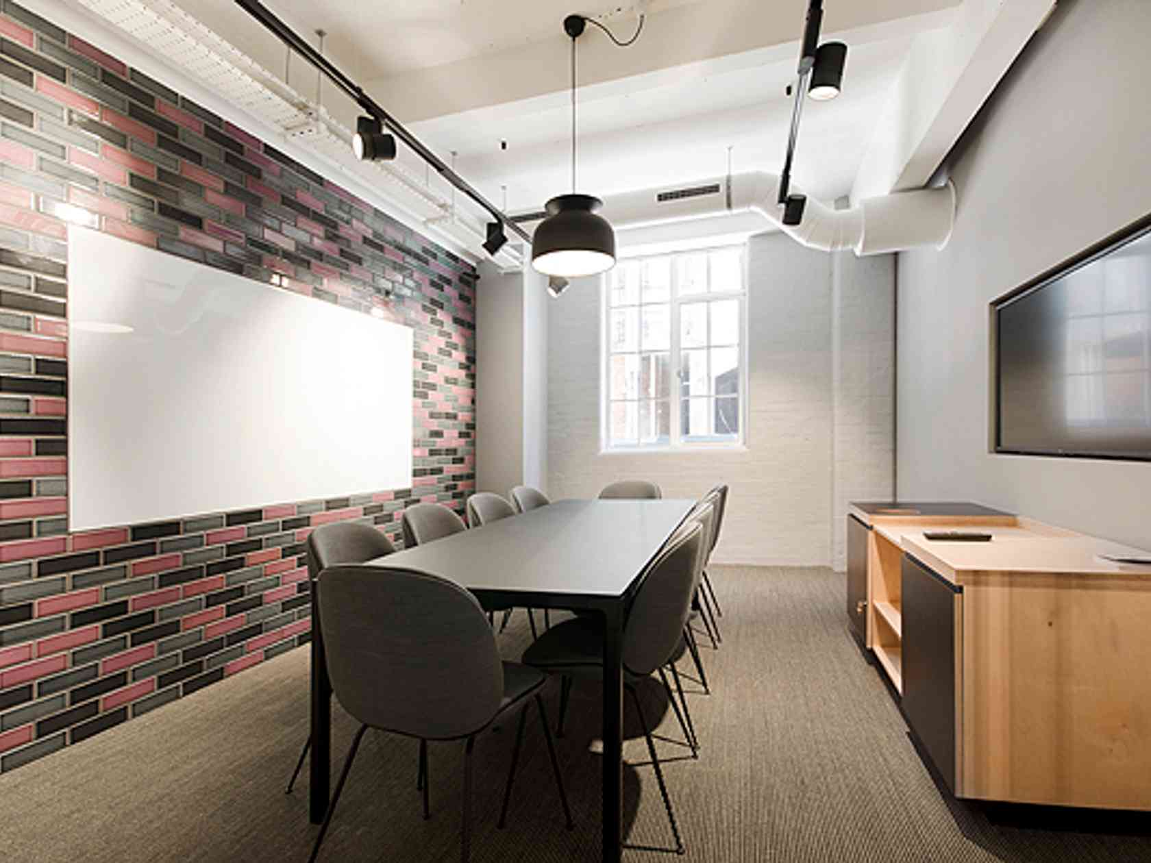 10-person meeting room