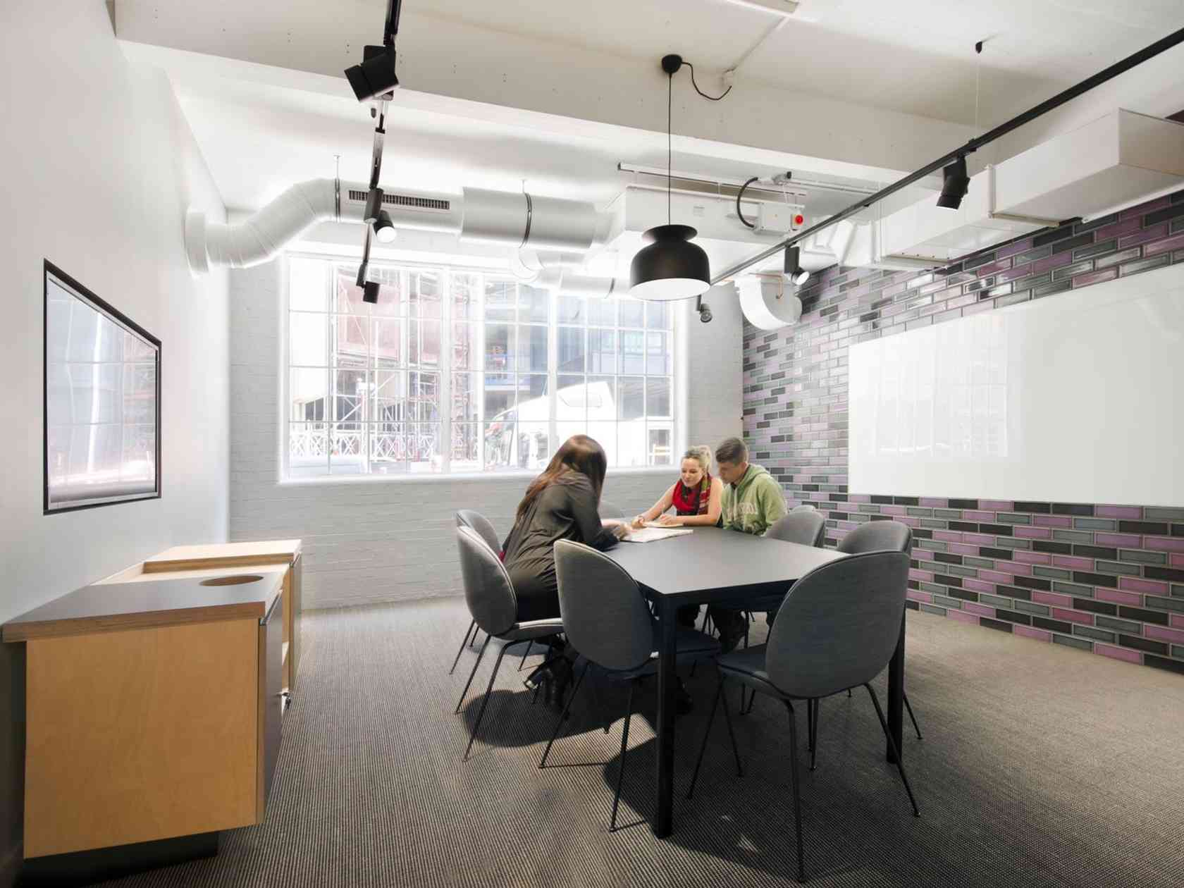 10-person meeting room