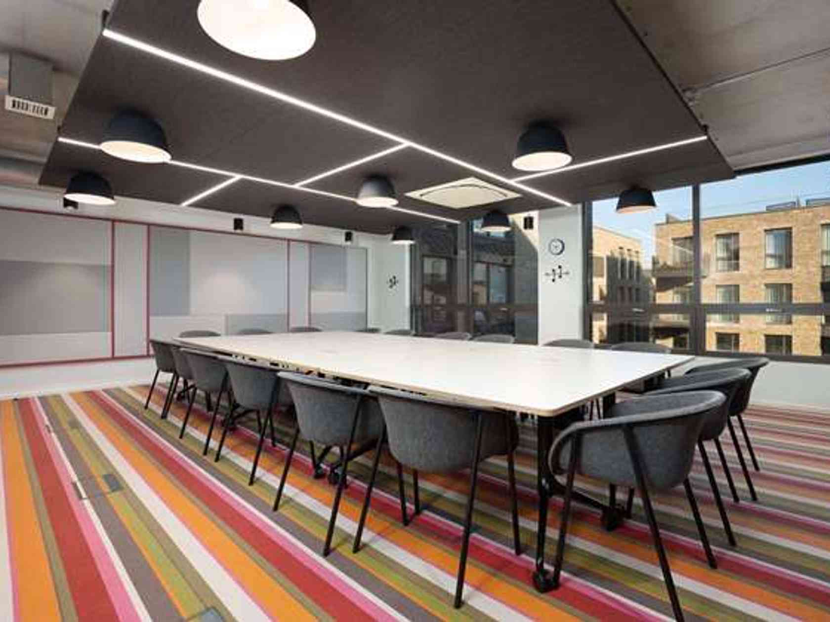18-person meeting room
