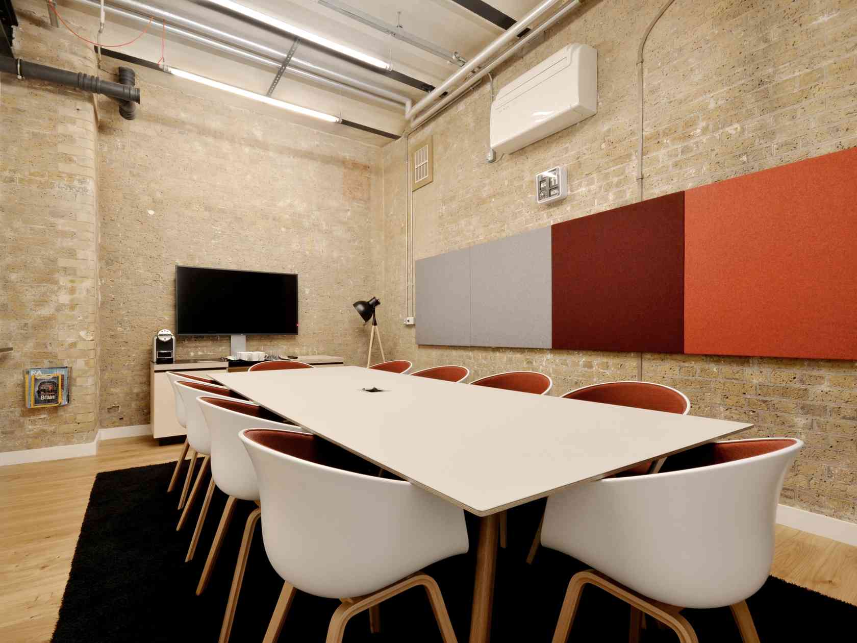 10-person meeting room