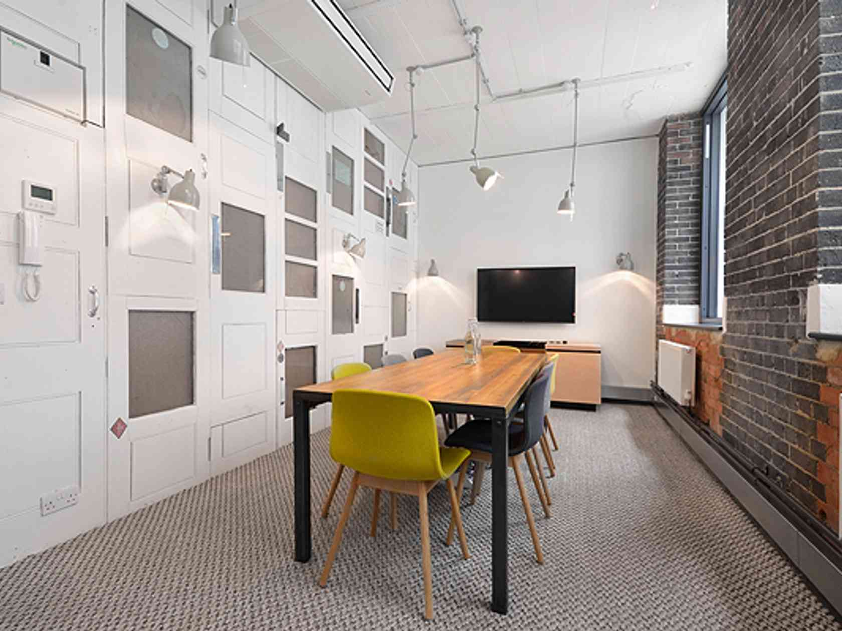 8 person meeting room
