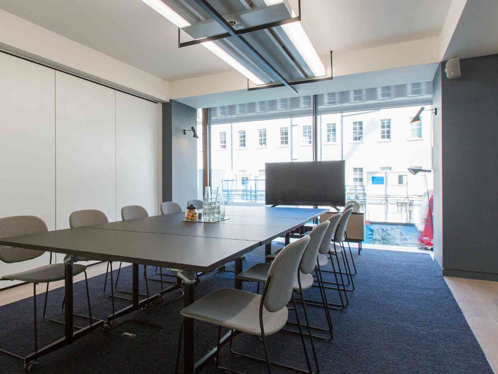 10 person meeting room