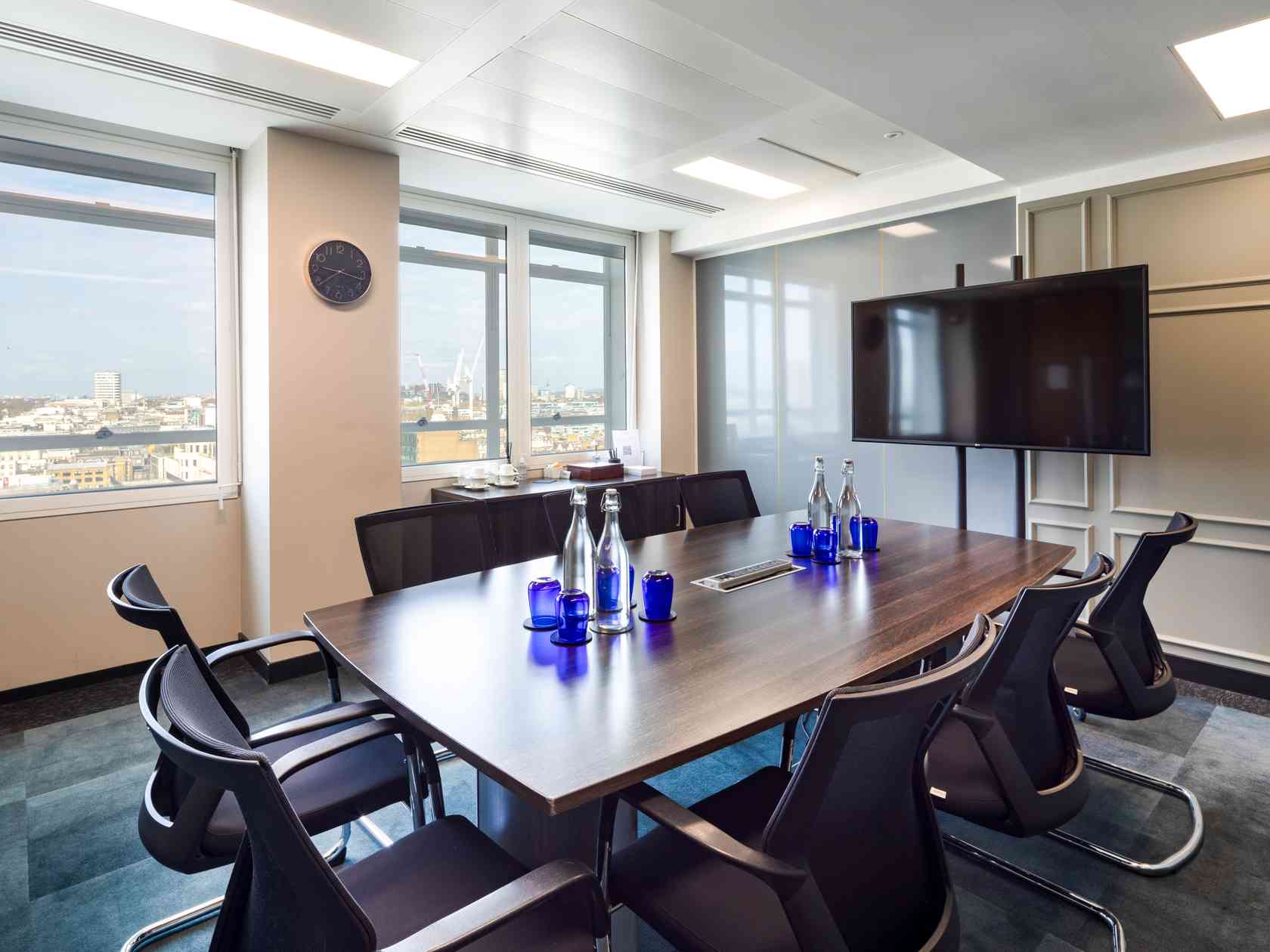 8 person meeting room