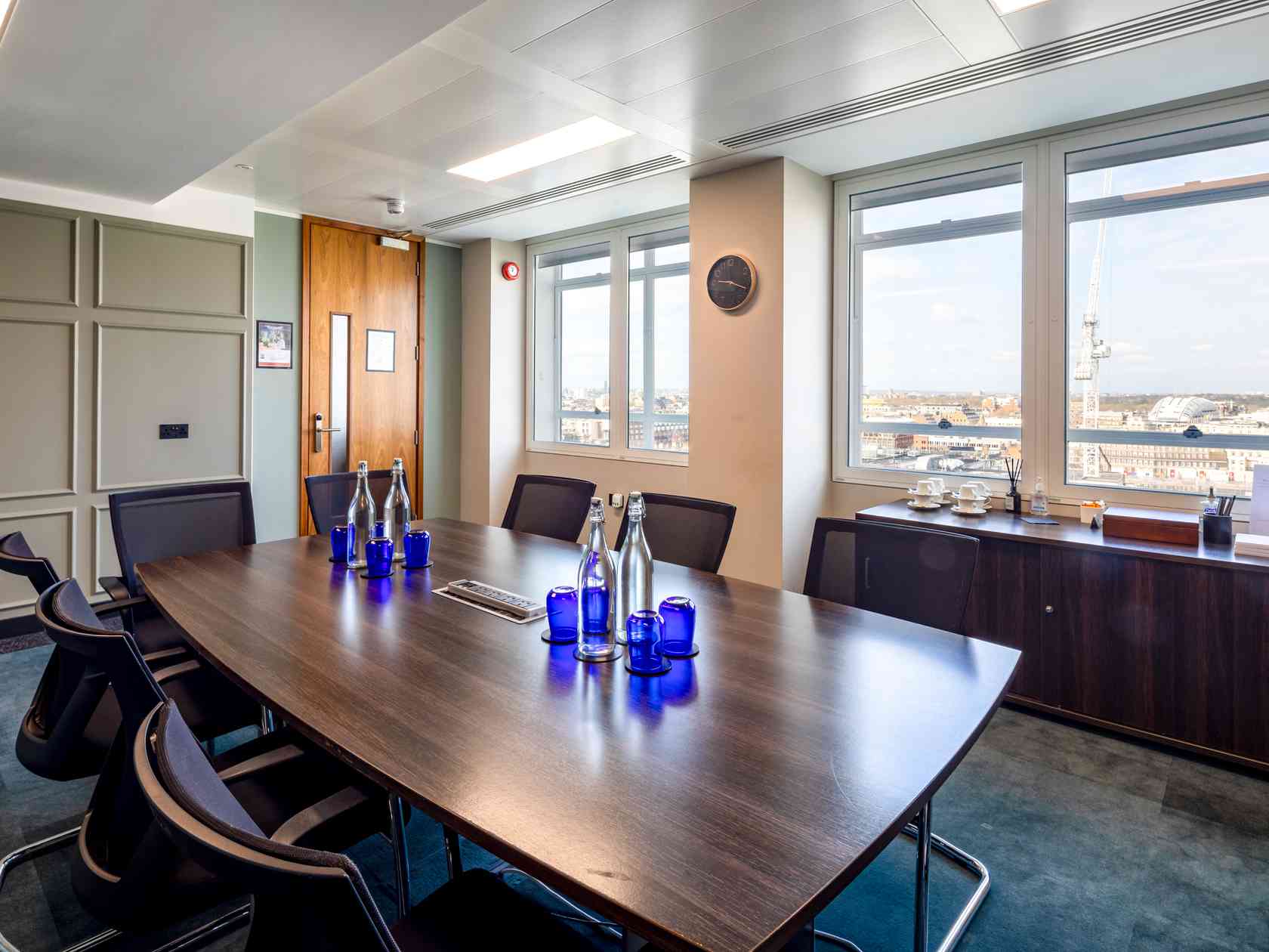 8 person meeting room