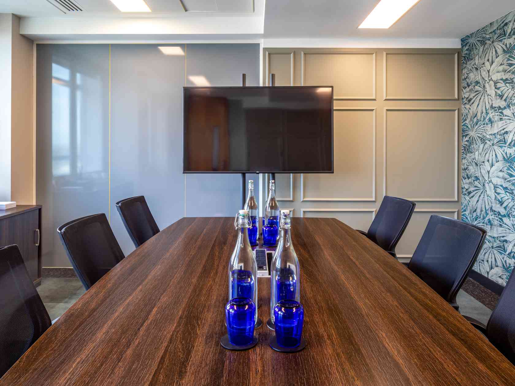 8 person meeting room