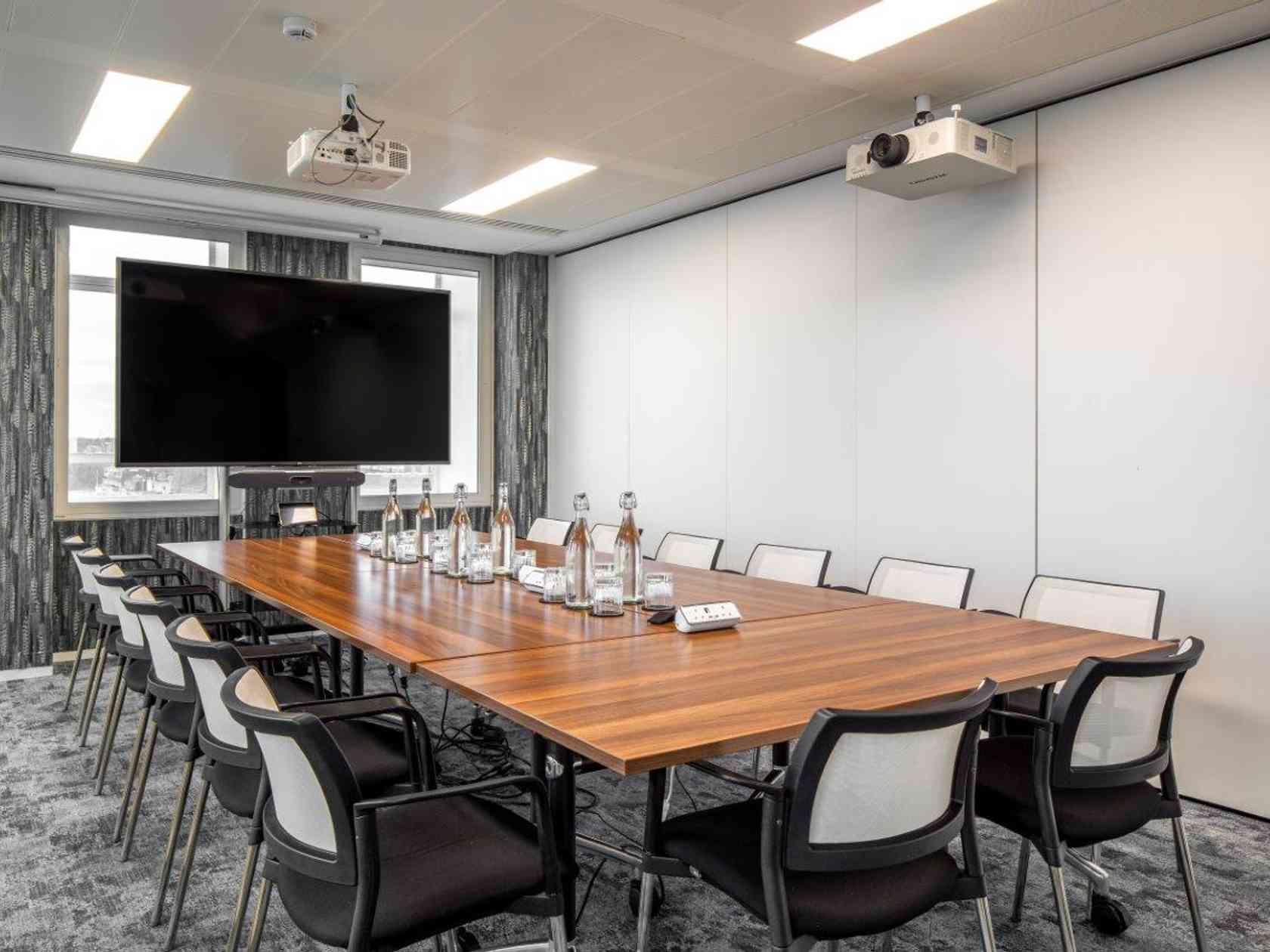 14 person meeting room