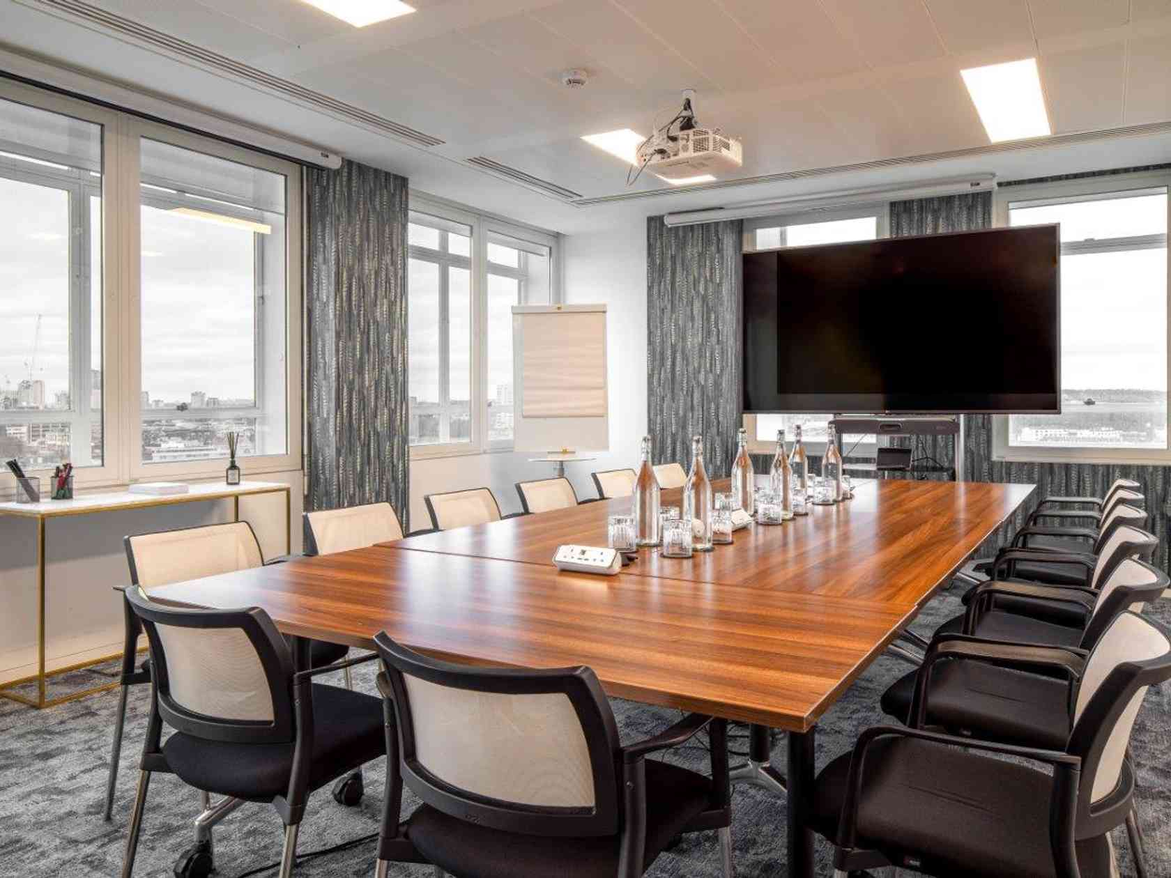 14 person meeting room
