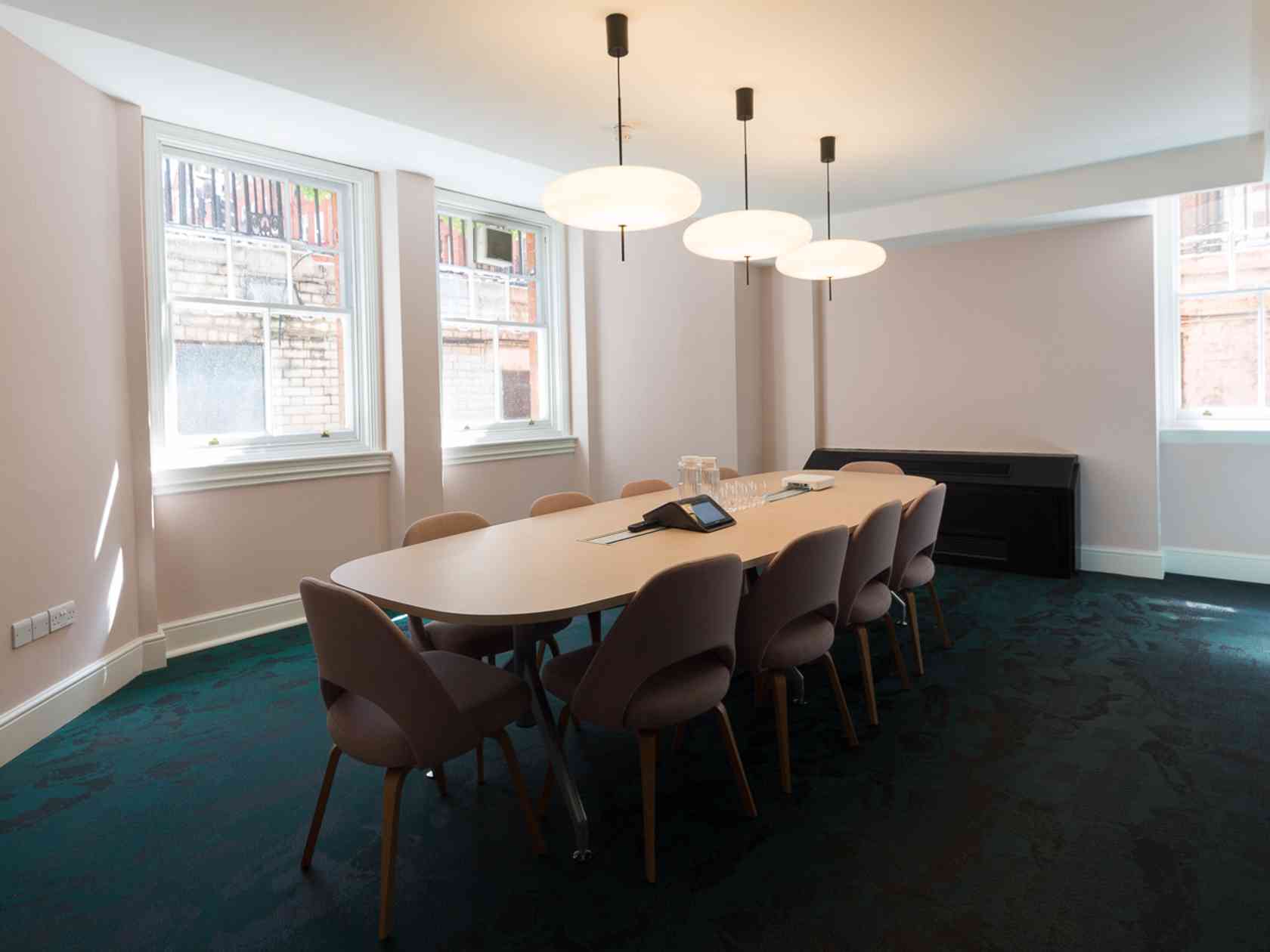 10-person meeting room