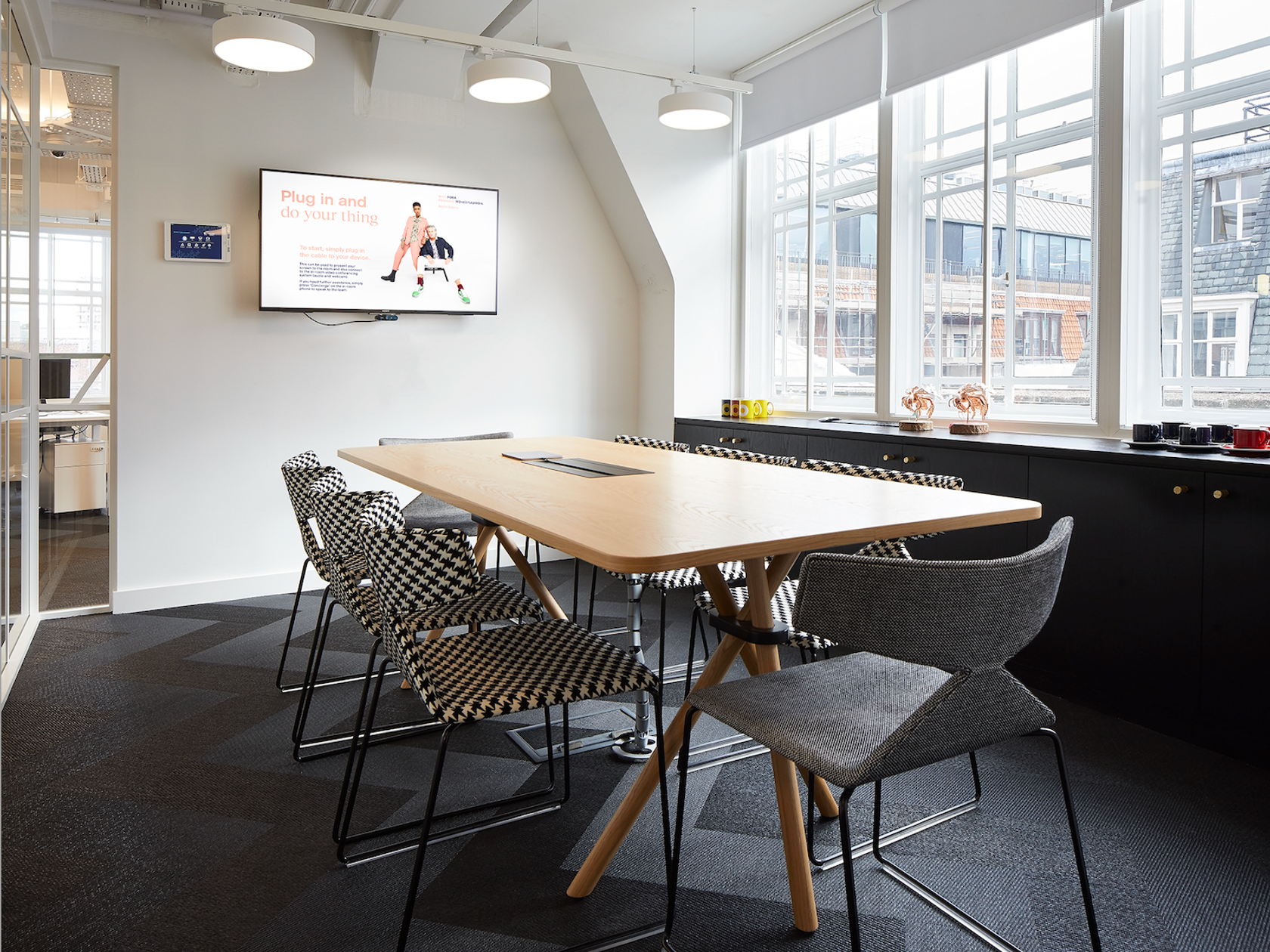 8 person meeting room