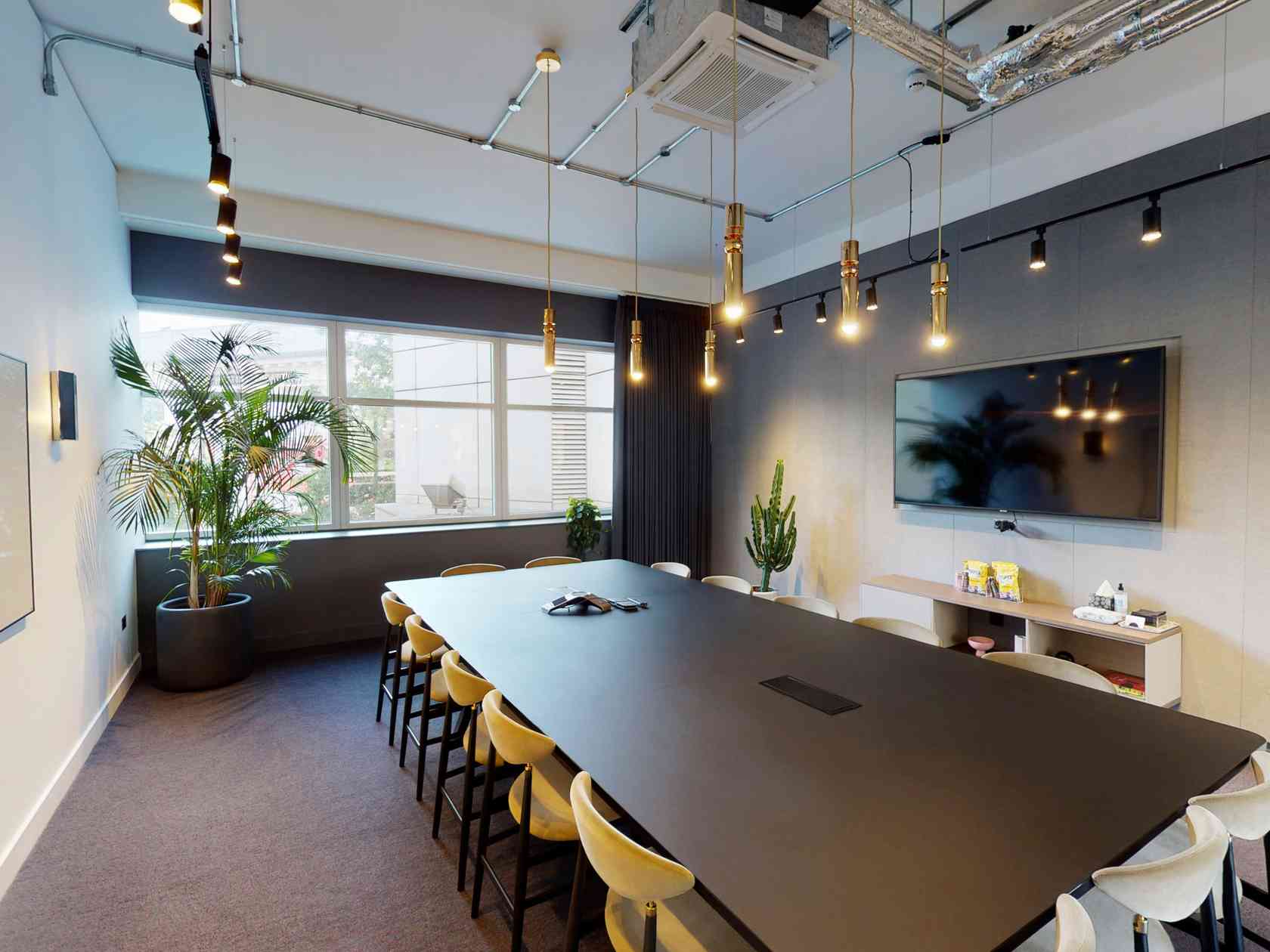 16 person meeting room