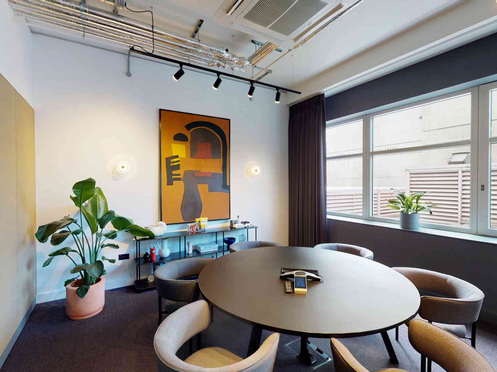 6 person meeting room