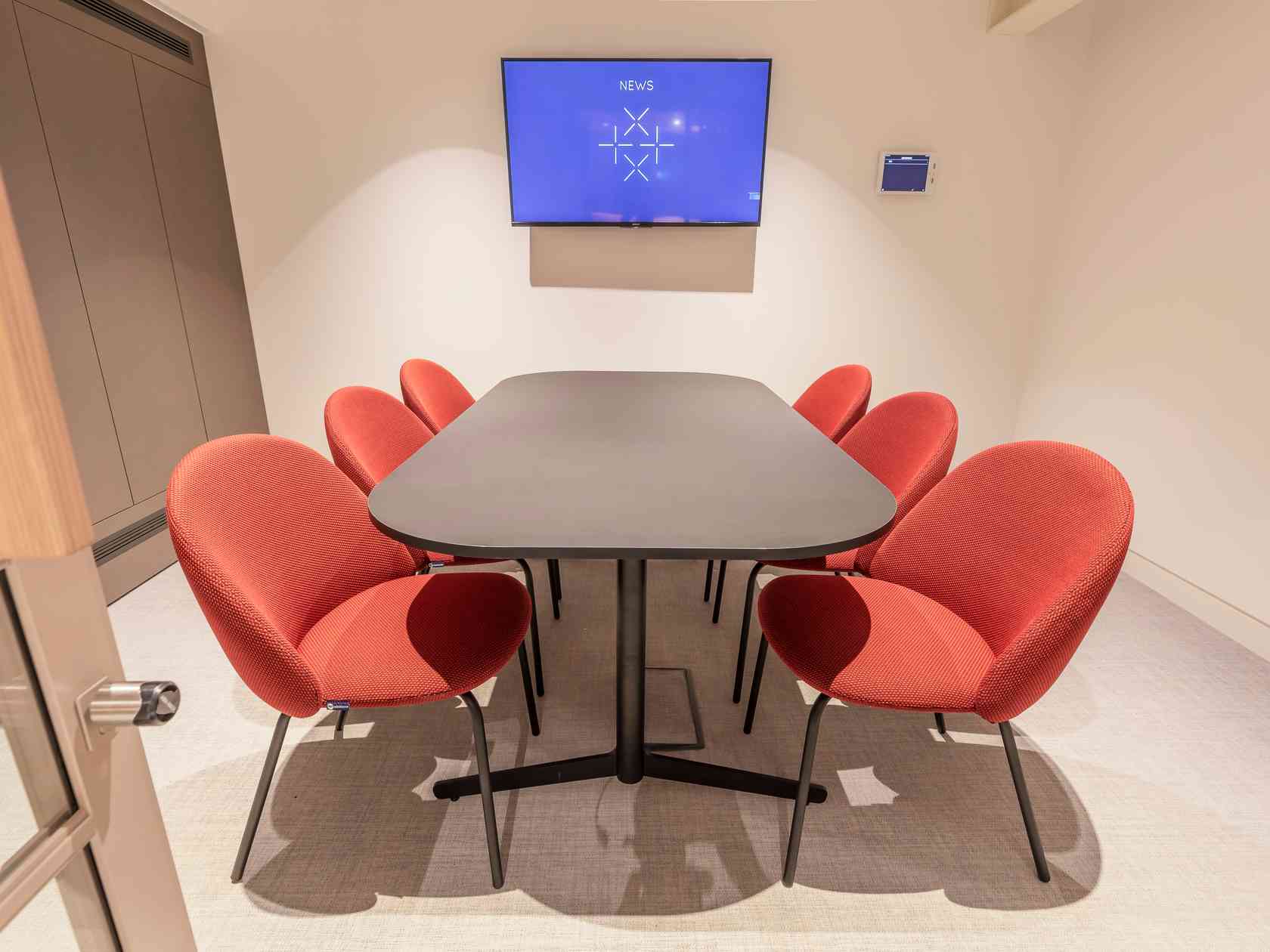 6 person meeting room
